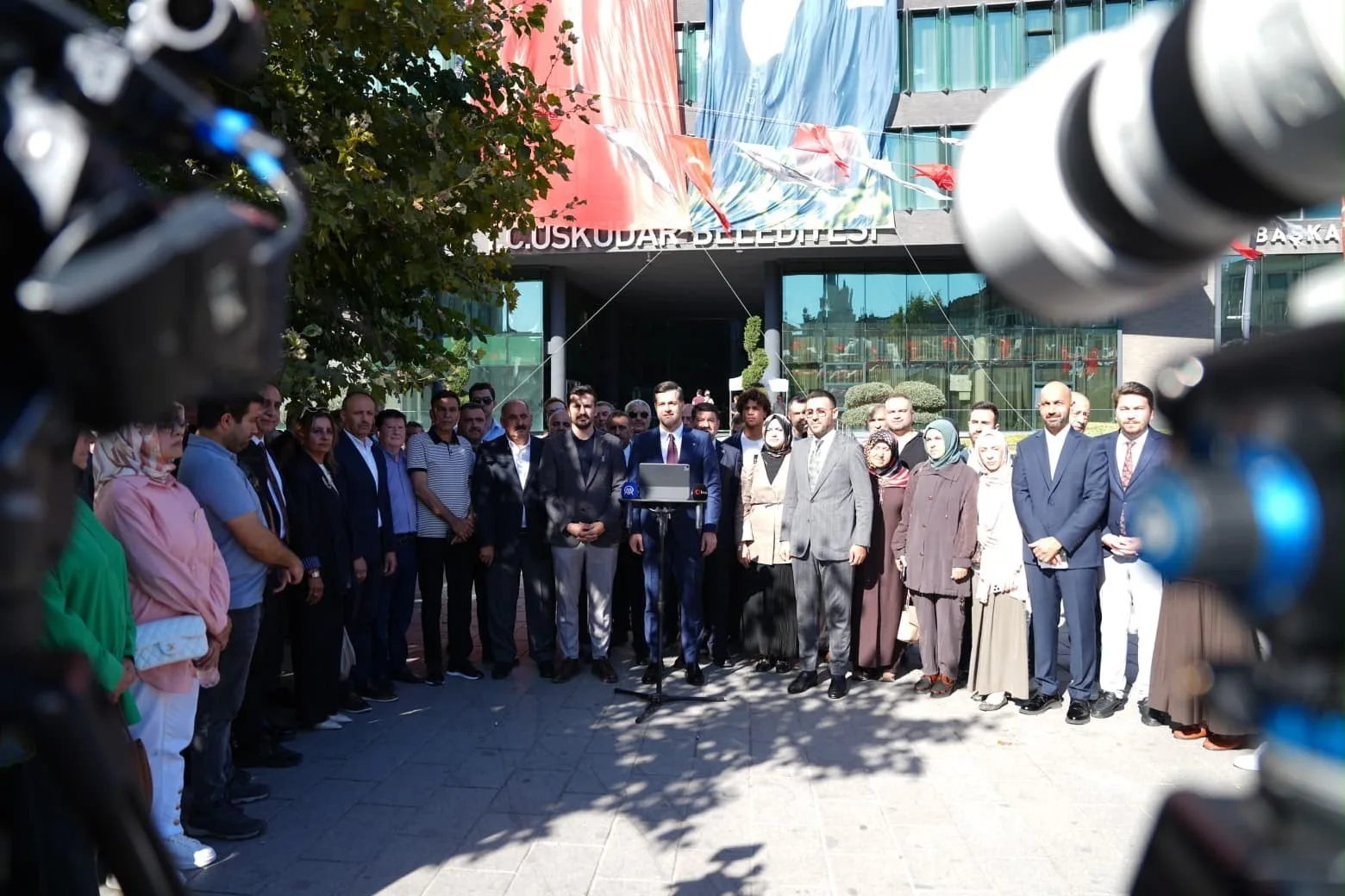 İSTANBUL (İHA) - AK PARTİ ÜSKÜDAR İLÇE BAŞKANI TAHA SARICAOĞLU, CHP VE YENİ PARTİLİ MECLİS ÜYELERİNİN 5 EYLÜL’DEKİ BELEDİYE BAŞKAN VEKİLLİĞİ SEÇİMİNE KATILMAMASINA TEPKİ GÖSTEREREK, CUMHUR İTTİFAKI GRUBUNUN BUGÜNKÜ OLAĞAN MECLİS TOPLANTISINA KATILMADIĞINI AÇIKLADI. SARICAOĞLU, "ÜSKÜDAR BELEDİYE MECLİSİ SİYASİ HESAPLARA GÖRE KAPISI AÇILIP KAPANACAK BİR SALON DEĞİLDİR. YARIN YAPILACAK BAŞKAN VEKİLLİĞİ SEÇİMİNDE 21 MECLİS ÜYEMİZLE YERİMİZİ ALACAĞIZ" DEDİ.