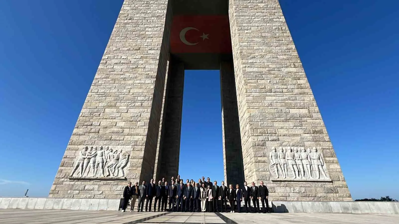 AK PARTİ GENEL BAŞKANVEKİLİ MUSTAFA ELİTAŞ, ÇANAKKALE SAVAŞLARININ YAŞANDIĞI TARİHİ GELİBOLU YARIMADASINDA ŞEHİTLER ABİDESİNİ ZİYARET ETTİ.