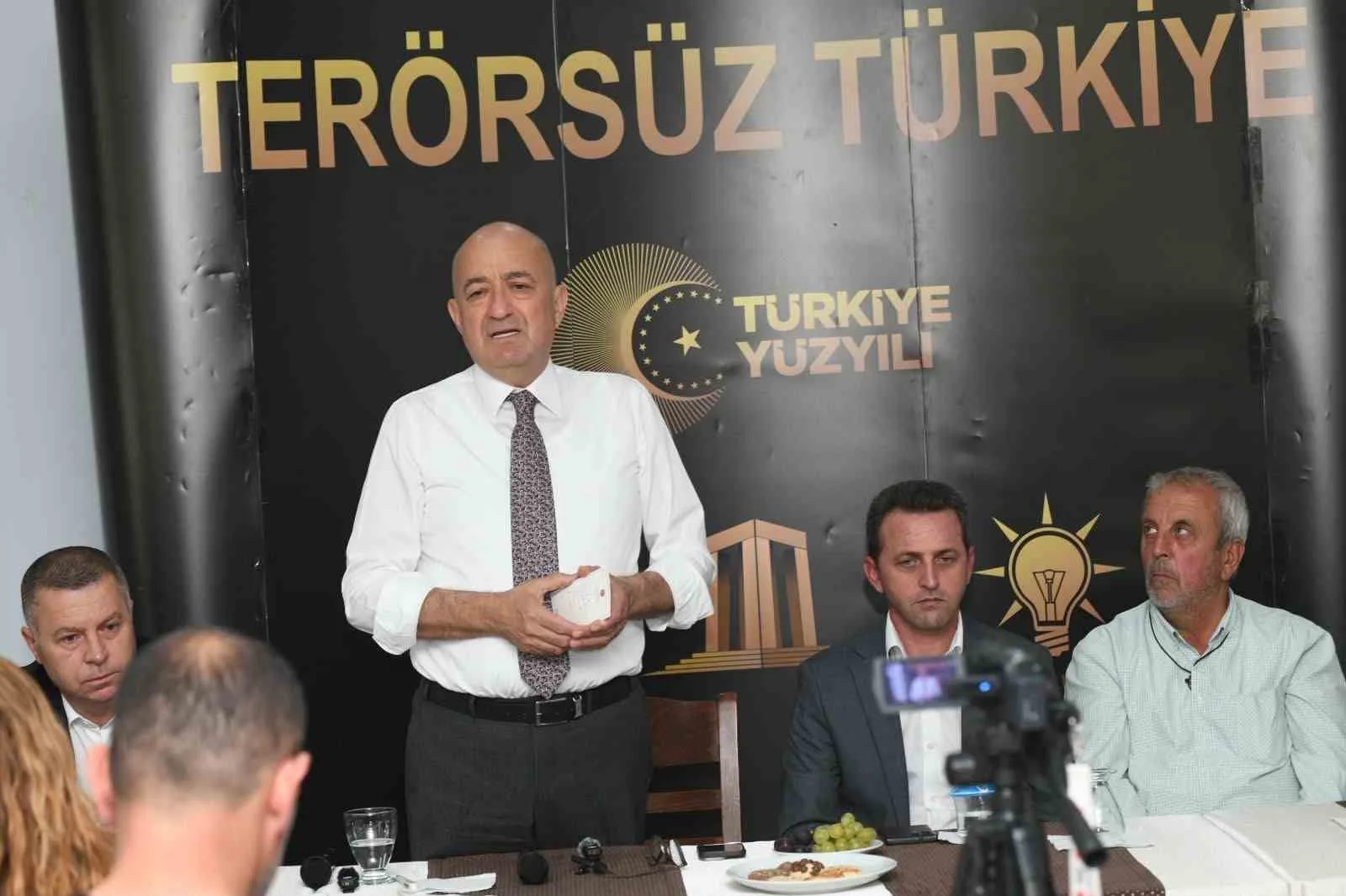 ÇANAKKALE’NİN BAYRAMİÇ VE YENİCE İLÇELERİNDE KÖY VE MAHALLE MUHTARLARIYLA BİR ARAYA GELEN AK PARTİ ÇANAKKALE MİLLETVEKİLİ AYHAN GİDER, TERÖRÜN GÜNDEMDEN ÇIKTIĞI BİR TÜRKİYE ENERJİSİNİ KALKINMAYA, ÜRETİME VE VATANDAŞIN İHTİYAÇLARINA DAHA GÜÇLÜ BİÇİMDE YÖNELTECEĞİNİ SÖYLEDİ.