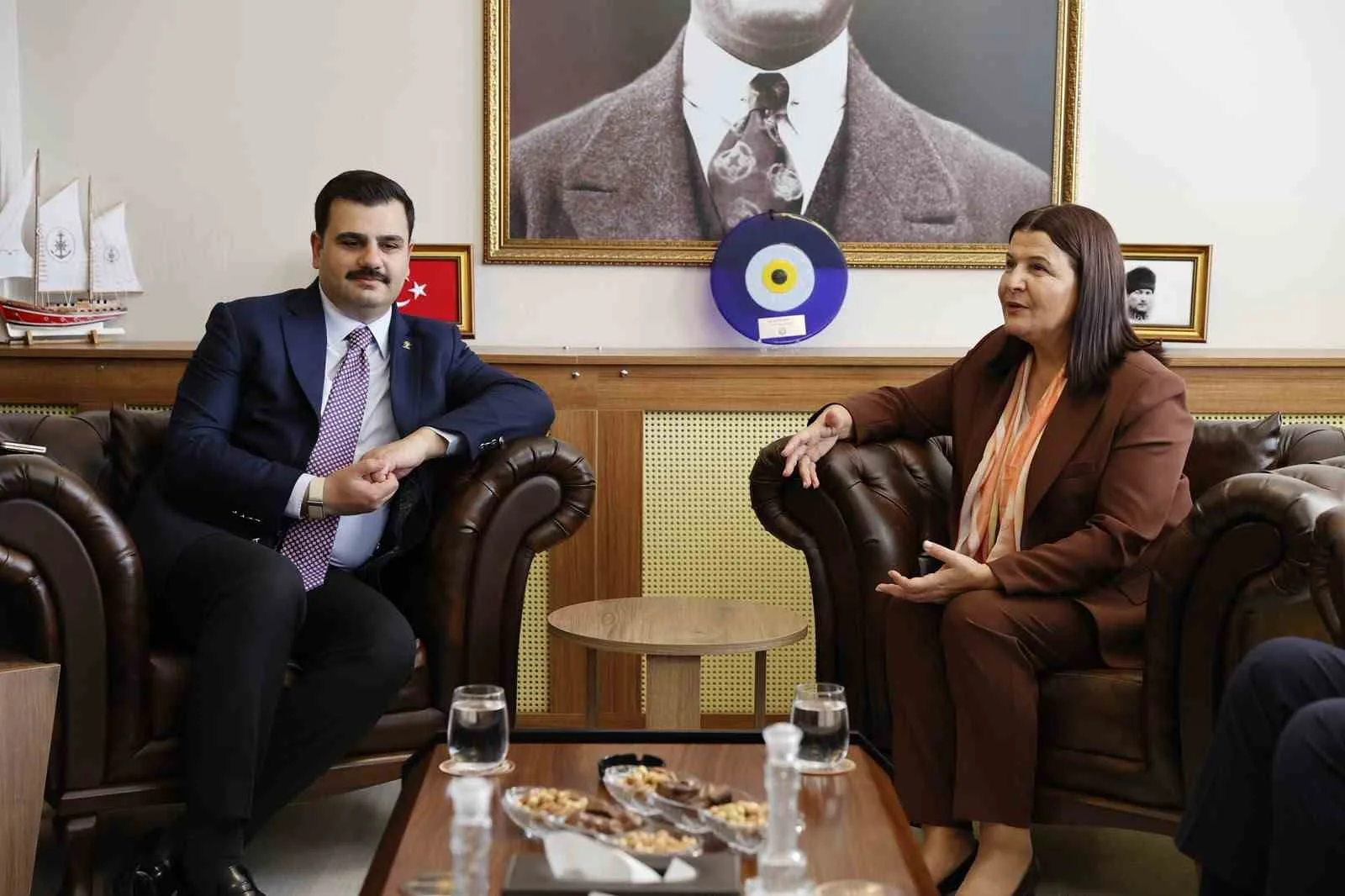 AK PARTİ GENEL SEKRETERİ VE İZMİR MİLLETVEKİLİ EYYÜP KADİR İNAN, AK PARTİ SAFLARINA KATILAN FOÇA BELEDİYE BAŞKANI SANİYE BORA FIÇI’YI MAKAMINDA ZİYARET EDEREK, FOÇA'YA KAZANDIRILACAK YENİ YATIRIMLARIN MÜJDESİNİ VERDİ.