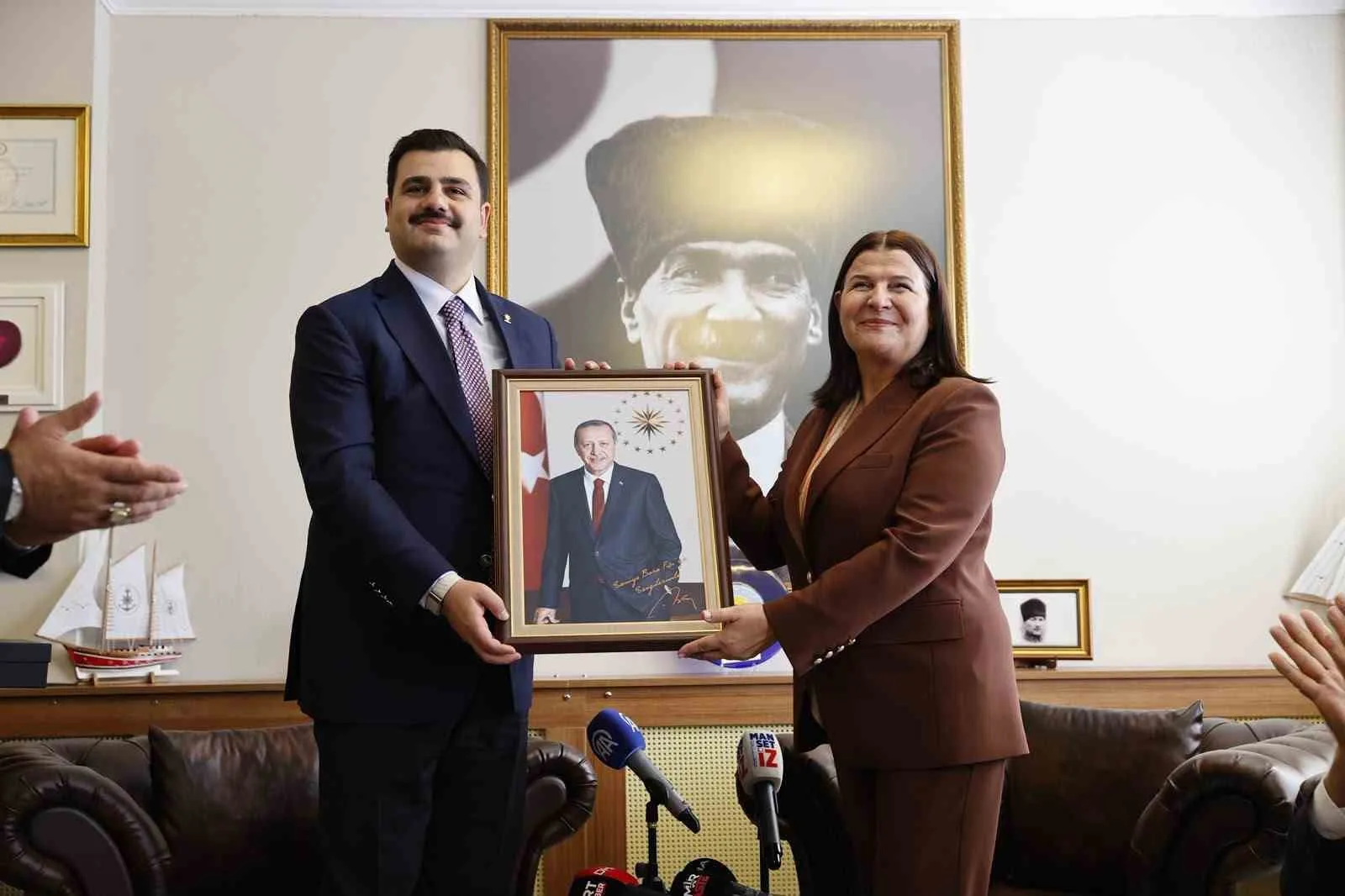 FOÇA BELEDİYESİ'NDE BİR ARAYA GELEN EYYÜP KADİR İNAN VE BAŞKAN SANİYE BORA FIÇI, İLÇENİN 40 YILLIK SORUNLARINI ÇÖZMEK VE HİZMET ÜRETMEK İÇİN OMUZ OMUZA MESAJI VERDİ. ZİYARETTE İNAN, FIÇI'YA CUMHURBAŞKANI RECEP TAYYİP ERDOĞAN İMZALI PORTRESİNİ HEDİYE ETTİ.