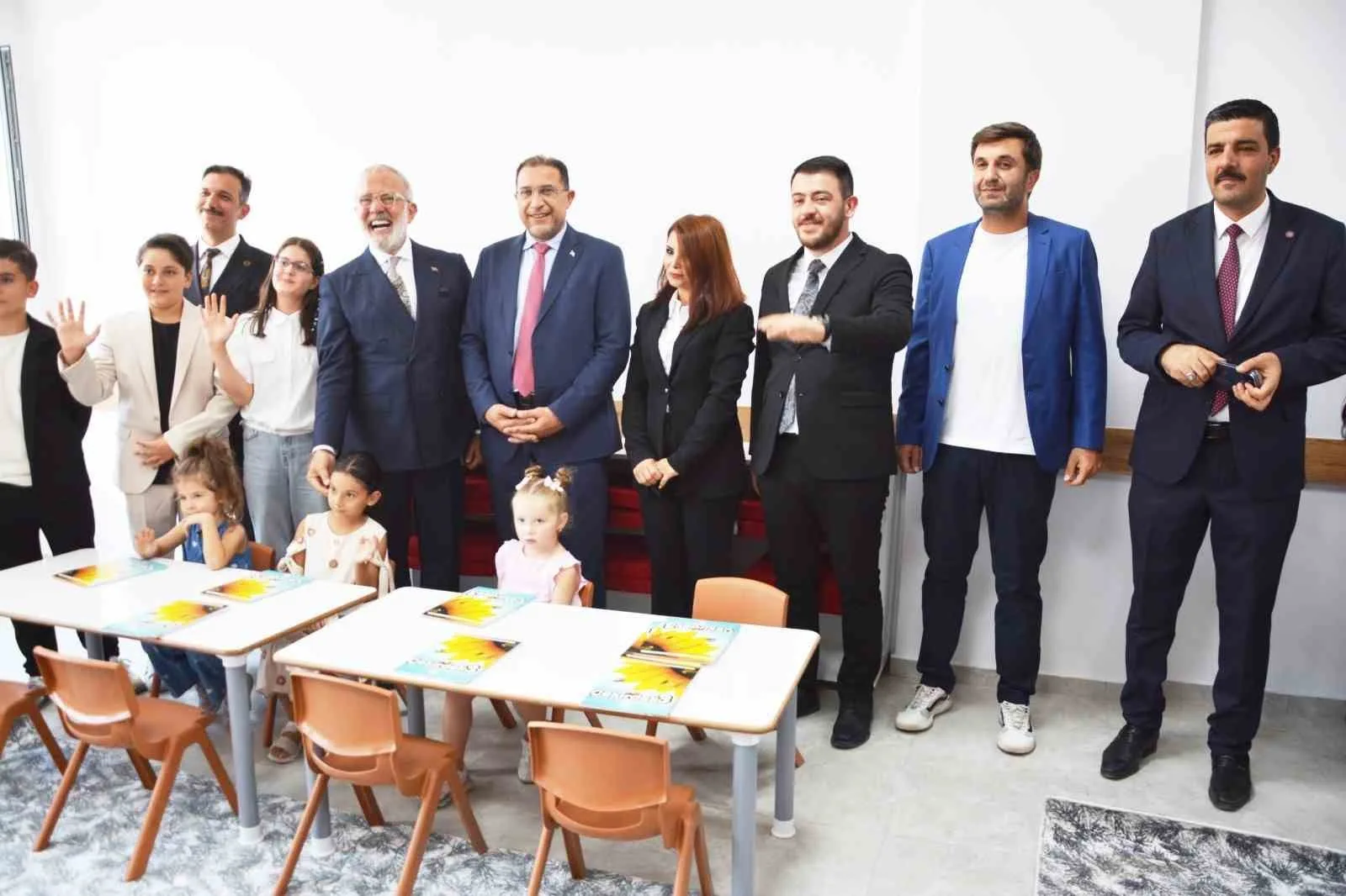 AK PARTİ GRUP BAŞKANVEKİLİ VE MANİSA MİLLETVEKİLİ BAHADIR YENİŞEHİRLİOĞLU, YUNUSEMRE İLÇESİ AKGEDİK MAHALLESİ’NDE TOKİ TARAFINDAN YAPIMI TAMAMLANAN 4 OKULU İNCELEYEREK OKUL İSİMLERİNİN TABELALARINI ASTI. TOPLAM 64 SINIFTAN OLUŞAN 4 OKULUN TOPLAM YATIRIM BEDELİNİN 415,3 MİLYON LİRA OLDUĞU BİLDİRİLDİ.