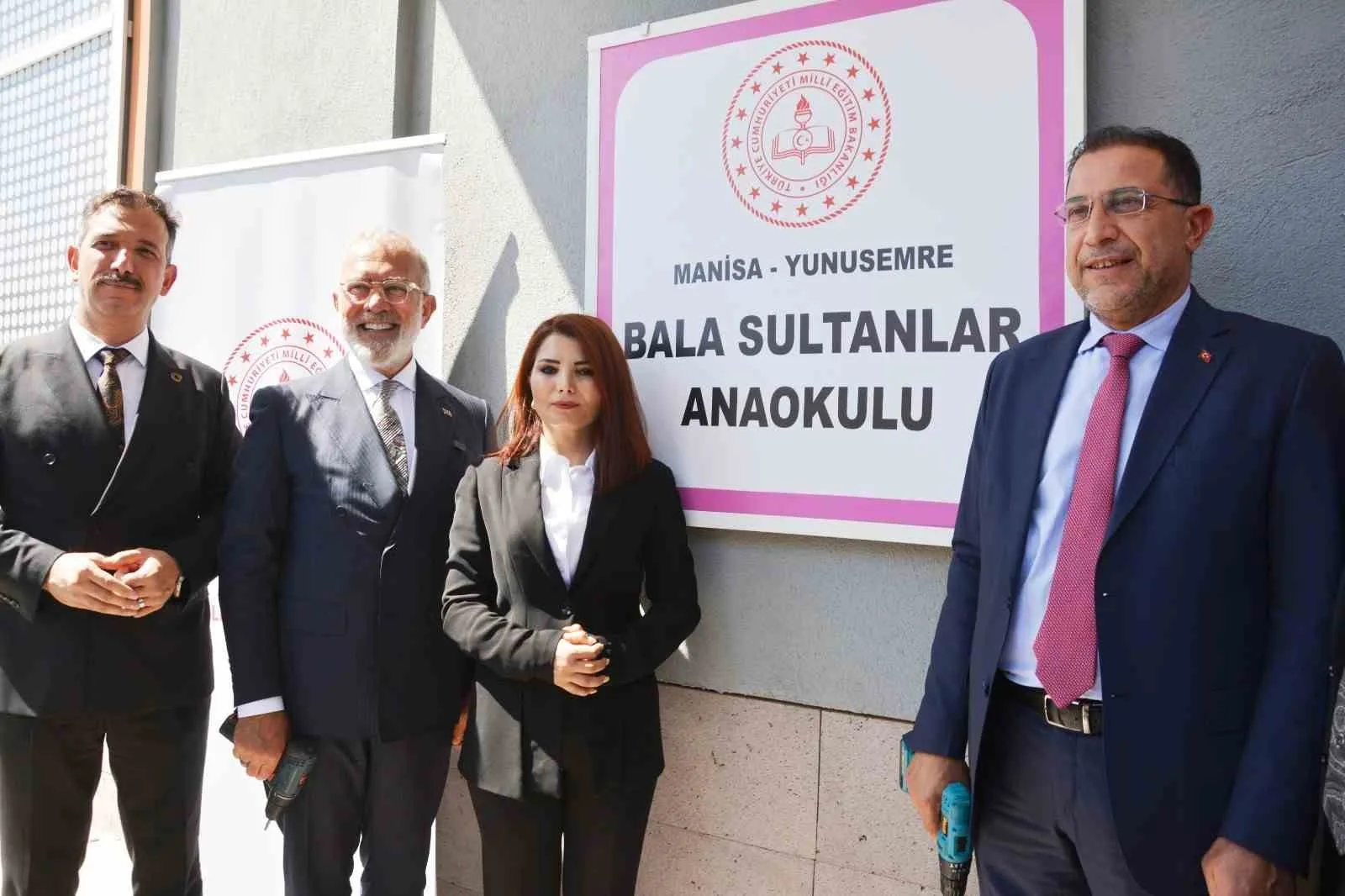 AK PARTİ GRUP BAŞKANVEKİLİ VE MANİSA MİLLETVEKİLİ BAHADIR YENİŞEHİRLİOĞLU, YUNUSEMRE İLÇESİ AKGEDİK MAHALLESİ’NDE TOKİ TARAFINDAN YAPIMI TAMAMLANAN 4 OKULU İNCELEYEREK OKUL İSİMLERİNİN TABELALARINI ASTI. TOPLAM 64 SINIFTAN OLUŞAN 4 OKULUN TOPLAM YATIRIM BEDELİNİN 415,3 MİLYON LİRA OLDUĞU BİLDİRİLDİ.