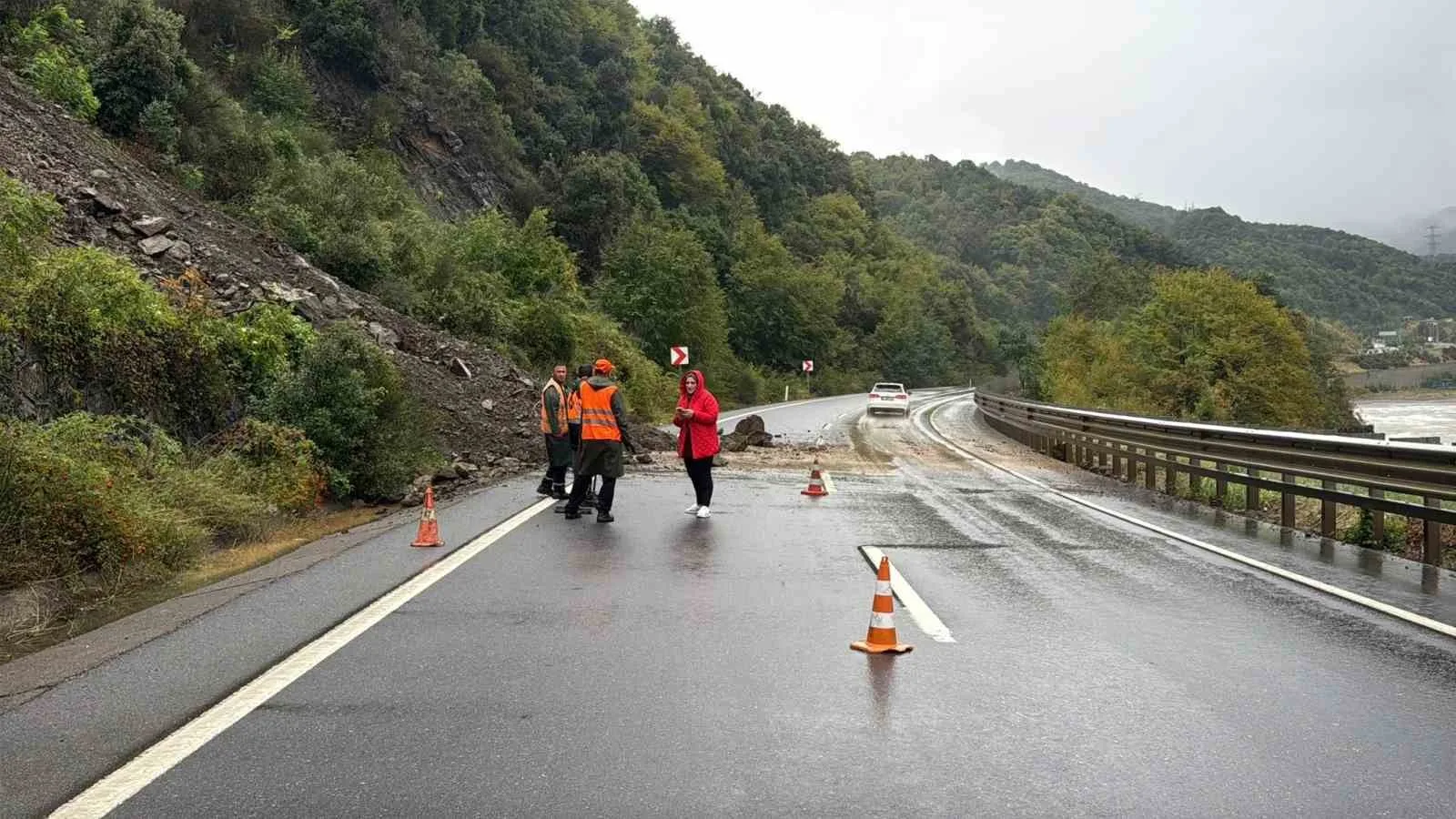 ZONGULDAK'IN ALAPLI İLÇESİ İLE DÜZCE'NİN AKÇAKOCA İLÇESİNİ BİRBİRİNE BAĞLAYAN YOLDA MEYDANA GELEN HEYELAN NEDENİYLE ULAŞIMDA KISA SÜRELİ AKSAMALAR YAŞANDI.