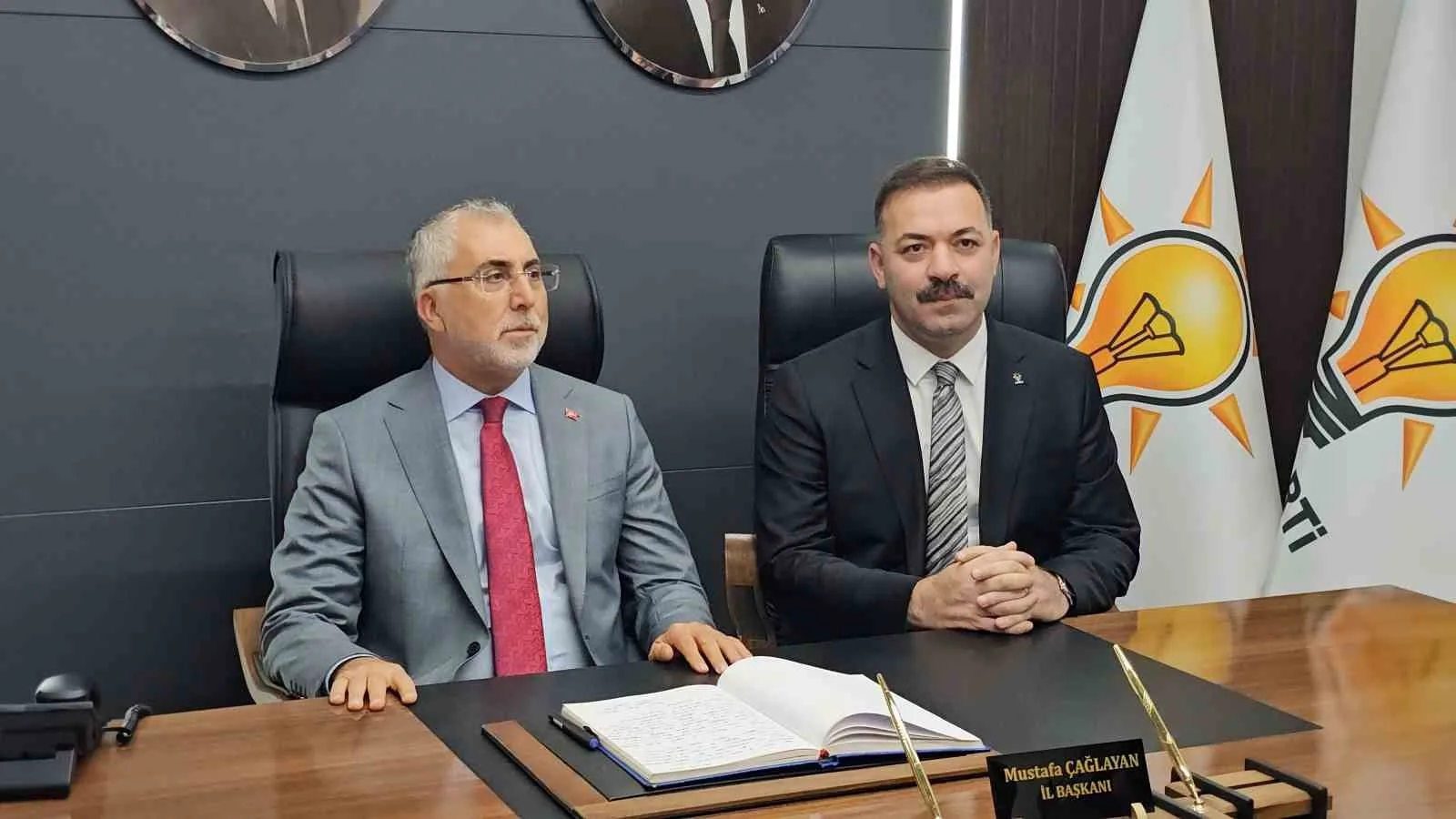 ÇALIŞMA VE SOSYAL GÜVENLİK BAKANI PROF. DR. VEDAT IŞIKHAN, ZONGULDAK PROGRAMI KAPSAMINDA VALİLİK VE AK PARTİ İL BAŞKANLIĞI’NA ZİYARETTE BULUNDU.