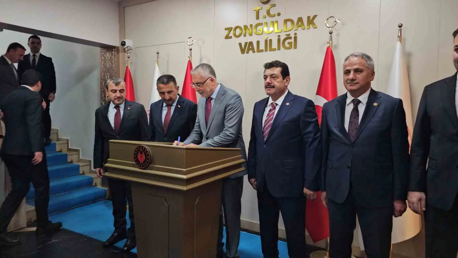 ÇALIŞMA VE SOSYAL GÜVENLİK BAKANI PROF. DR. VEDAT IŞIKHAN, ZONGULDAK PROGRAMI KAPSAMINDA VALİLİK VE AK PARTİ İL BAŞKANLIĞI’NA ZİYARETTE BULUNDU.