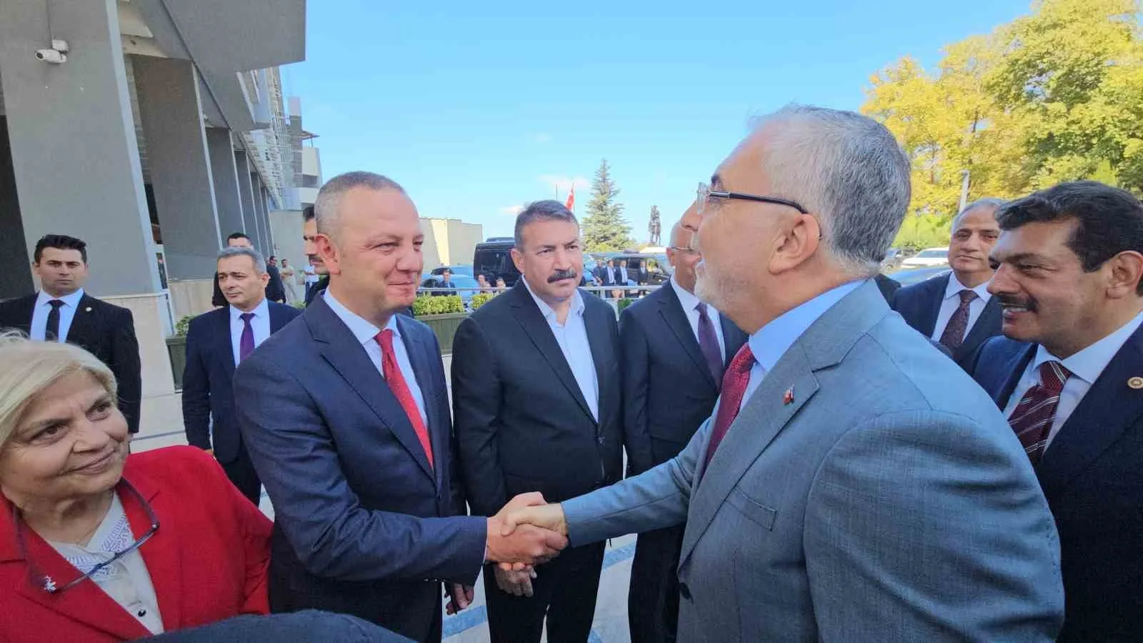 PARTİ BİNASINDA İL YÖNETİMİ VE TEŞKİLAT MENSUPLARINCA KARŞILANAN IŞIKHAN, PARTİLİLERLE BİR ARAYA GELDİ.