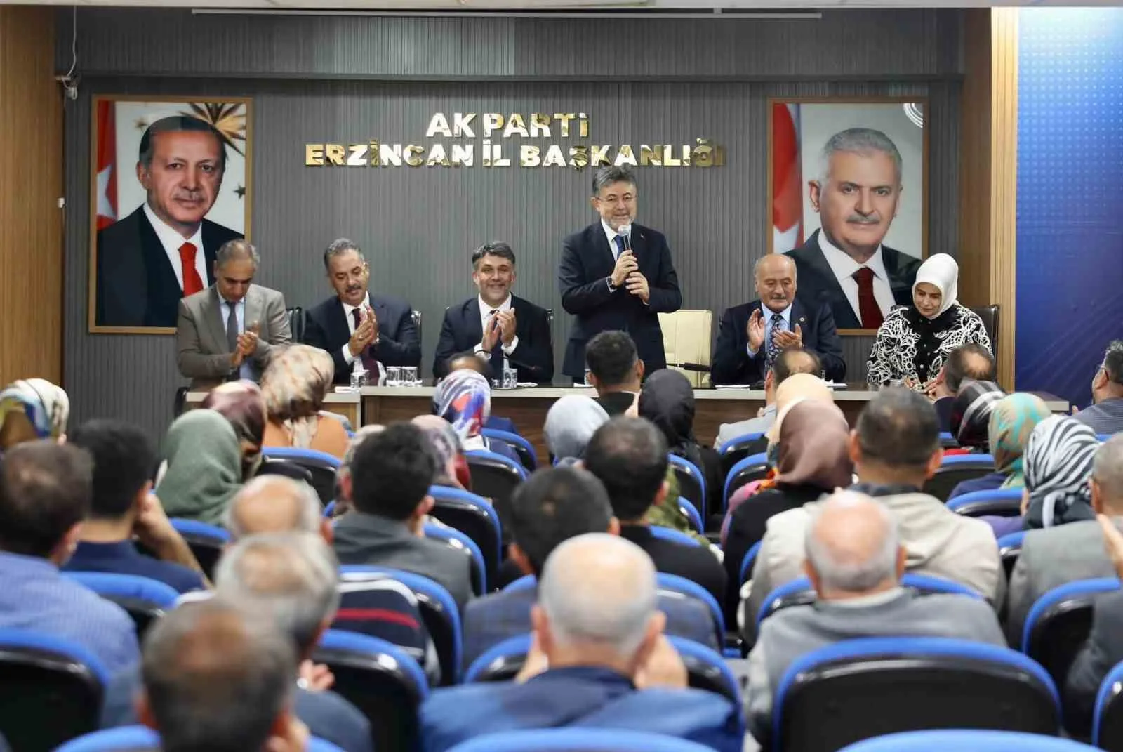 TARIM VE ORMAN BAKANI İBRAHİM YUMAKLI, ERZİNCAN'DA AK PARTİ İL BAŞKANLIĞINI ZİYARET EDEREK TEŞKİLAT MENSUPLARIYLA BİR ARAYA GELDİ