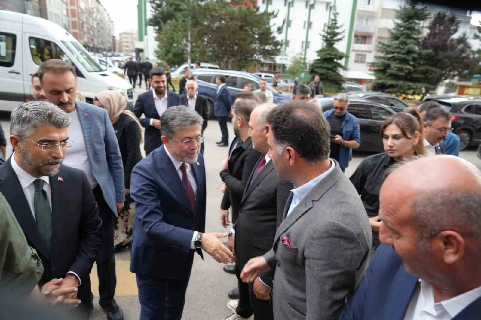 BİR DİZİ ZİYARET VE AÇILIŞA KATILMAK ÜZERE ERZURUM'A GELEN TARIM VE ORMAN BAKANI İBRAHİM YUMAKLI, AK PARTİ ERZURUM İL BAŞKANLIĞI'NI ZİYARET ETTİ.