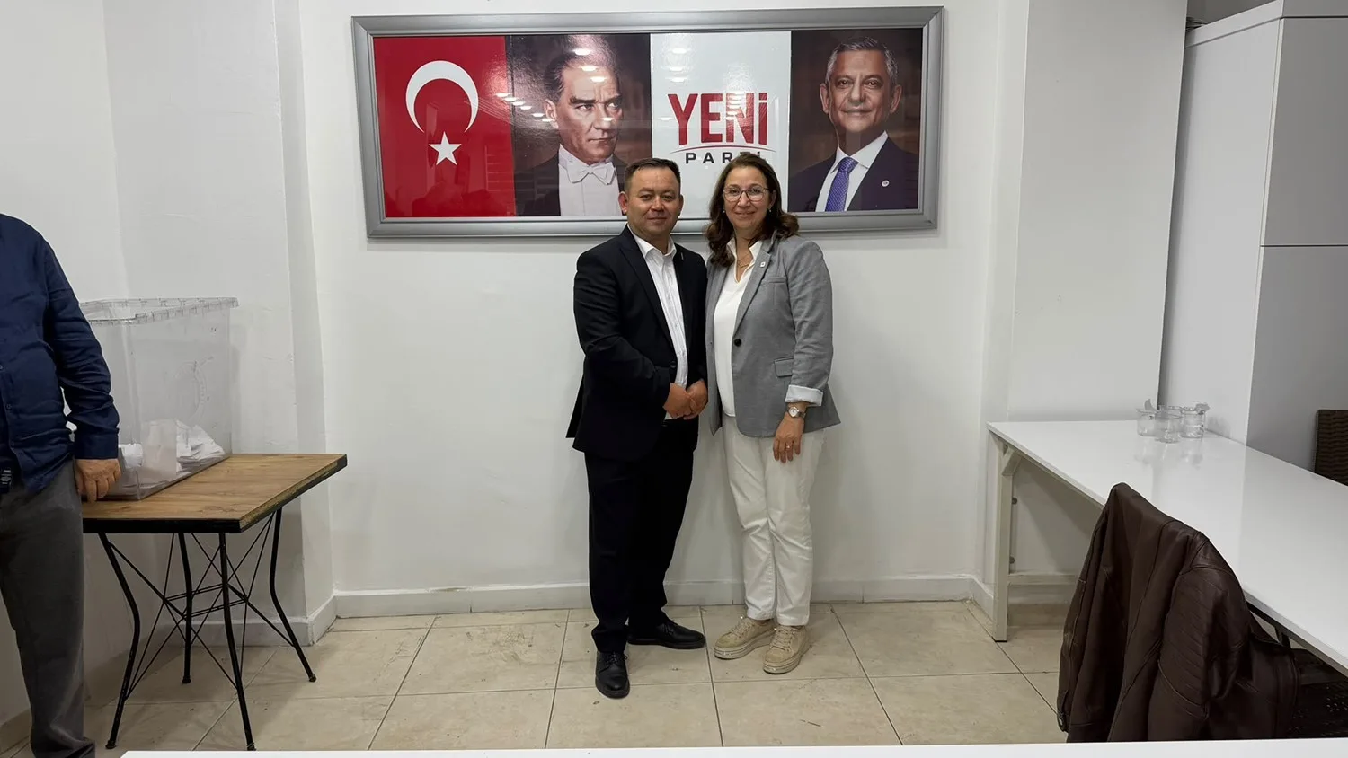 KULA’DA YENİ PARTİ’NİN KONGRESİ ÖNCESİNDE GERÇEKLEŞTİRİLEN PARTİ İÇİ ÖN SEÇİMDE MEVCUT İLÇE BAŞKANI ESEN ÇINAR İLE RAMAZAN GÜVENÇ BAŞKANLIK İÇİN YARIŞTI. ÇINAR, RAKİBİ GÜVENÇ’İ 95 OY FARKLA GERİDE BIRAKARAK ÖN SEÇİMİ KAZANDI VE KONGREDE İLÇE BAŞKANLIĞINA ADAY OLMA HAKKI ELDE ETTİ.
