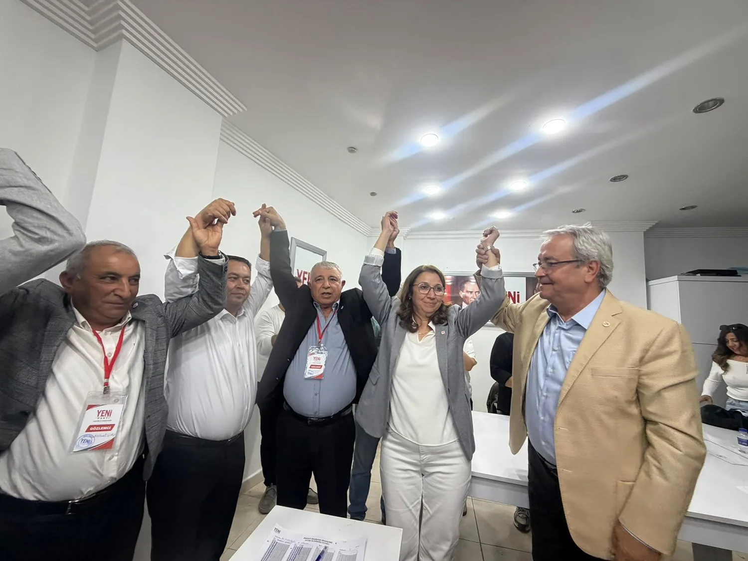 KULA’DA YENİ PARTİ’NİN KONGRESİ ÖNCESİNDE GERÇEKLEŞTİRİLEN PARTİ İÇİ ÖN SEÇİMDE MEVCUT İLÇE BAŞKANI ESEN ÇINAR İLE RAMAZAN GÜVENÇ BAŞKANLIK İÇİN YARIŞTI. ÇINAR, RAKİBİ GÜVENÇ’İ 95 OY FARKLA GERİDE BIRAKARAK ÖN SEÇİMİ KAZANDI VE KONGREDE İLÇE BAŞKANLIĞINA ADAY OLMA HAKKI ELDE ETTİ.