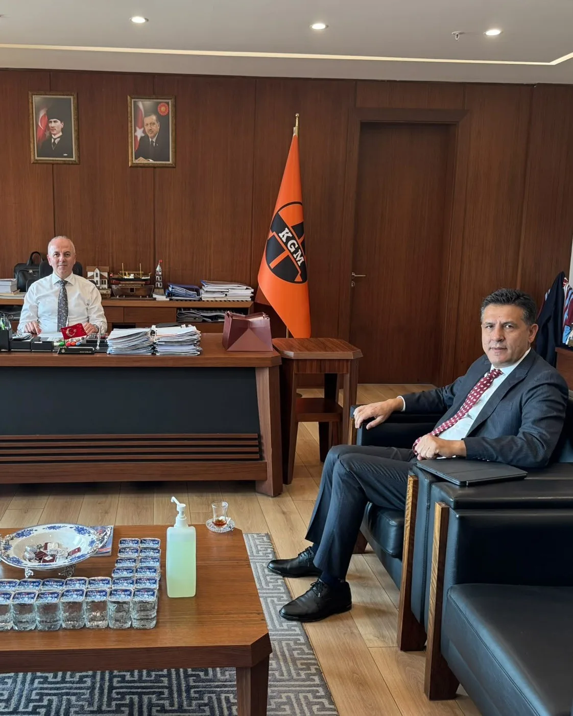 BELEDİYE BAŞKANI MUSTAFA ATLI ANKARA’DAKİ BİR DİĞER GÖRÜŞMESİ İSE KARAYOLLARI GENEL MÜDÜR YARDIMCISI AHMET SAĞLAM İLE OLDUĞUNU KAYDEDEREK "YENİ TAMAMLANAN YOL İLE İNDİRME MEVKİİ ARASINDAKİ YAKLAŞIK 3,5 KİLOMETRELİK BÖLÜMÜN ÖNÜMÜZDEKİ HAFTALARDA İHALE EDİLMESİ İÇİN KARAYOLLARI ADANA BÖLGE MÜDÜRLÜĞÜ’NÜN YETKİLENDİRİLDİĞİ AÇIKLANDI.
