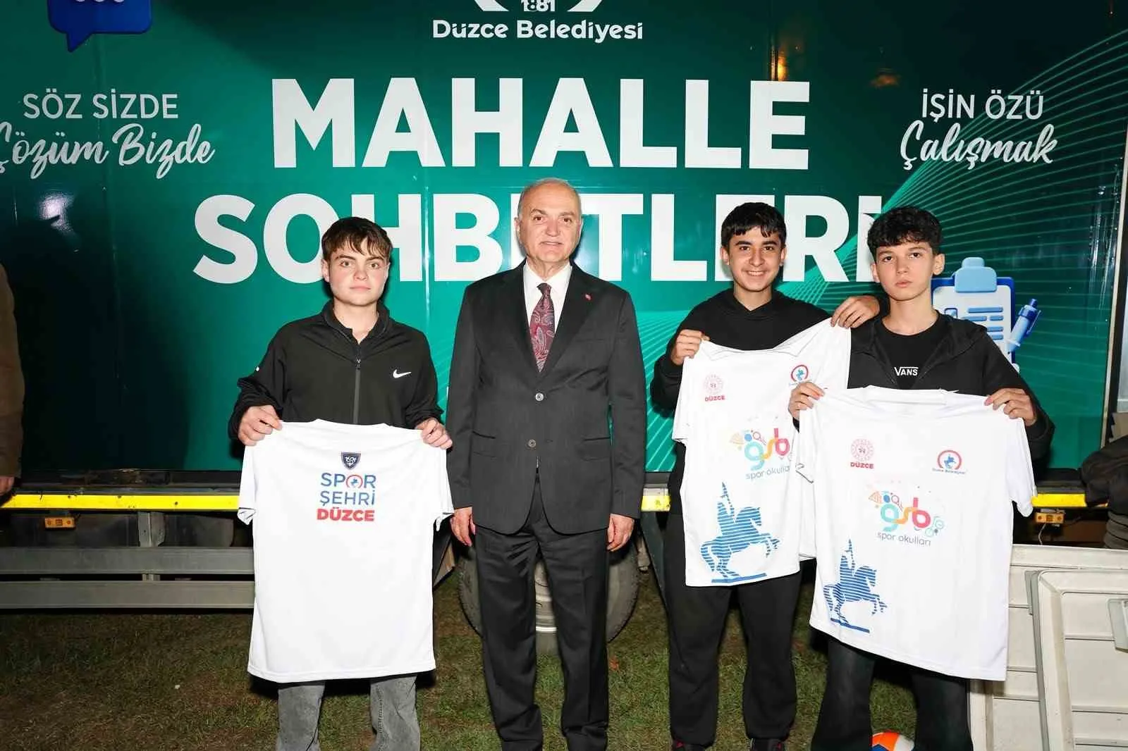 DÜZCE BELEDİYE BAŞKANI DR. FARUK ÖZLÜ, MAHALLE SOHBETLERİ PROGRAMINA YEŞİLTEPE MAHALLESİ İLE DEVAM ETTİ. MUHTARLIK BİNASI BAHÇESİNDE GERÇEKLEŞTİRİLEN BULUŞMAYA VATANDAŞLAR YOĞUN İLGİ GÖSTERİRKEN, TOPLANTIYA BELEDİYE BAŞKAN YARDIMCILARI, BİRİM MÜDÜRLERİ, ŞİRKET YÖNETİCİLERİ VE AK PARTİ DÜZCE İL TEŞKİLATI YÖNETİCİLERİ DE KATILDI.