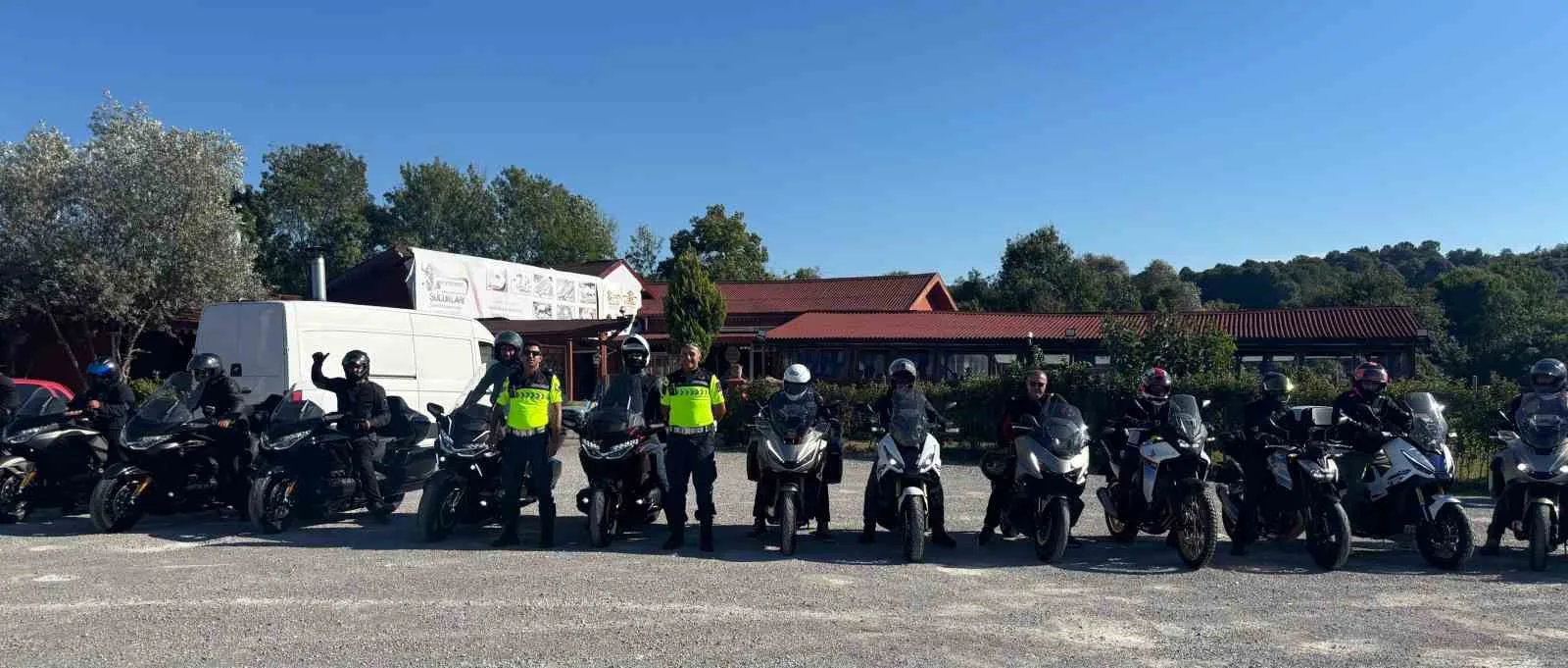 ZONGULDAK'IN ÇAYCUMA İLÇESİNDE MOLA VEREN MOTOSİKLET SÜRÜCÜLERİ, JANDARMA TRAFİK EKİPLERİ TARAFINDAN GÜVENLİ SÜRÜŞ VE YOL GÜVENLİĞİ KONUSUNDA BİLGİLENDİRİLDİ.