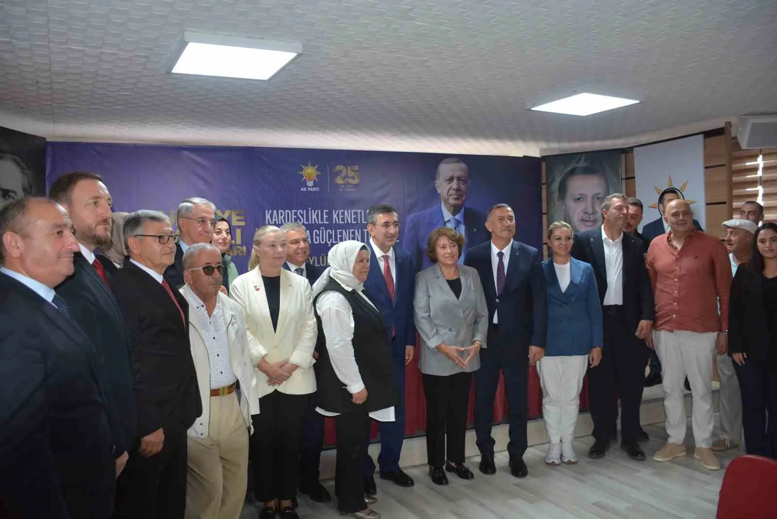 CUMHURBAŞKANI YARDIMCISI CEVDET YILMAZ, BİR DİZİ PROGRAMLARA KATILMAK ÜZERE SİNOP’A GELDİ.