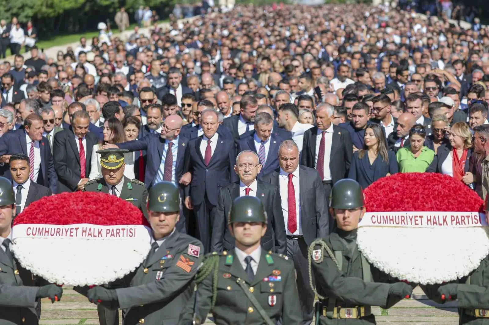 CUMHURİYET HALK PARTİSİ (CHP) GENEL BAŞKANI KEMAL KILIÇDAROĞLU VE BERABERİNDEKİ HEYET, PARTİNİN 103. KURULUŞ YIL DÖNÜMÜ DOLAYISIYLA ANITKABİR’İ ZİYARET ETTİ.