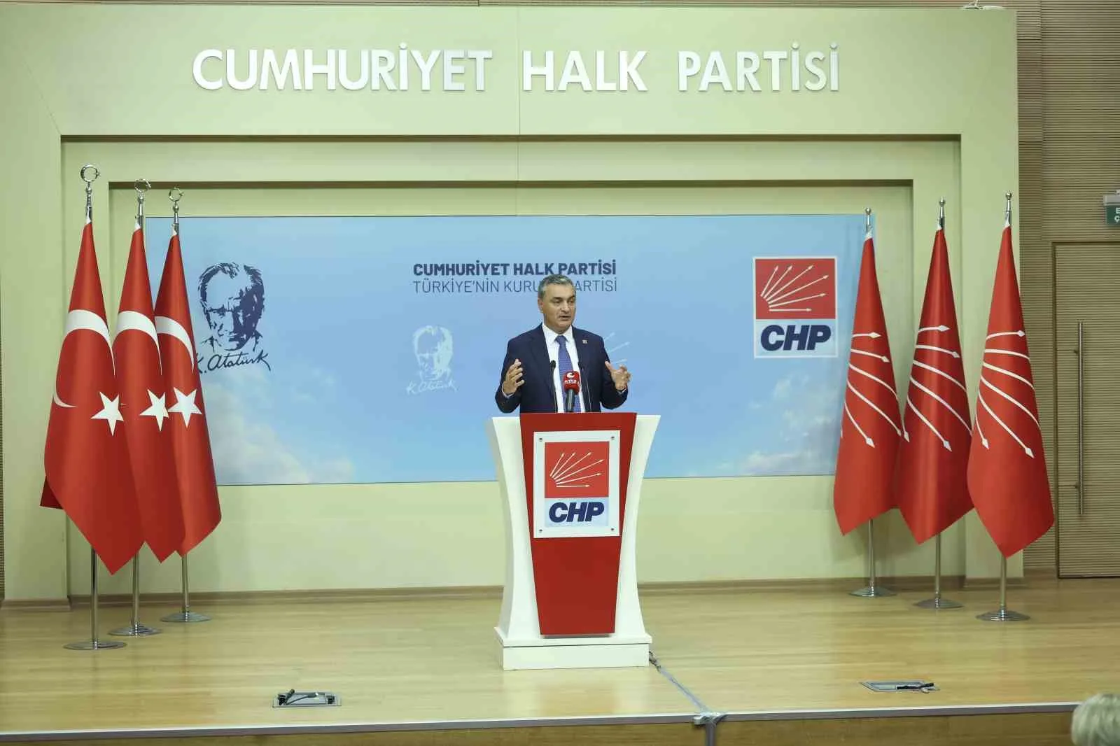 CUMHURİYET HALK PARTİSİ (CHP) PARTİ SÖZCÜSÜ MÜSLİM SARI, KADIKÖY BELEDİYE BAŞKANI MESUT KÖSEDAĞI, SANCAKTEPE BELEDİYE BAŞKANI ALPER YEĞİN, SARIYER BELEDİYE BAŞKANI MUSTAFA OKTAY AKSU, KONYAALTI BELEDİYE BAŞKANI CEM KOTAN,  ALANYA BELEDİYE BAŞKANI OSMAN TARIK ÖZÇELİK’İN KESİN İHRAÇ TALEBİYLE TEDBİRLİ OLARAK DİSİPLİNE SEVK EDİLDİĞİNİ AÇIKLADI.
