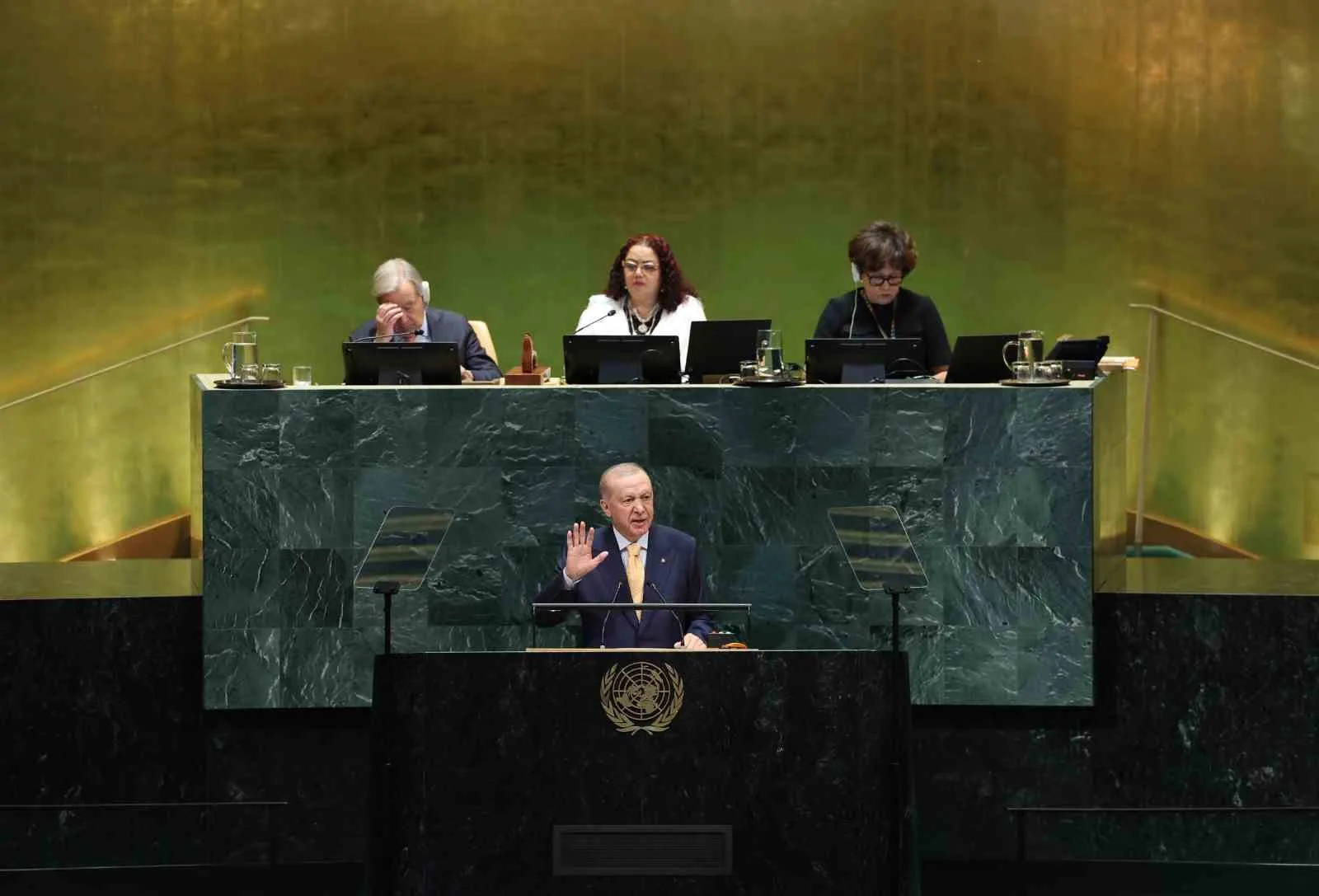 CUMHURBAŞKANI ERDOĞAN: "BİZLER, TIPKI GEÇEN YIL OLDUĞU GİBİ ÖZGÜR VE EGEMEN FİLİSTİN DEVLETİ'NİN SESİ OLACAK, FİLİSTİN HALKININ MÜCADELESİNİ BU KÜRSÜDEN DÜNYAYA DUYURMAYA DEVAM EDECEĞİZ"