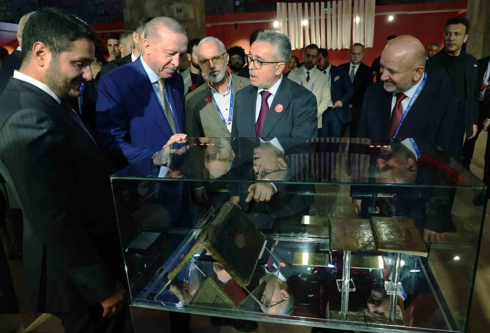 CUMHURBAŞKANI RECEP TAYYİP ERDOĞAN, KONUŞMASININ ARDINDAN SERGİYİ GEZDİ