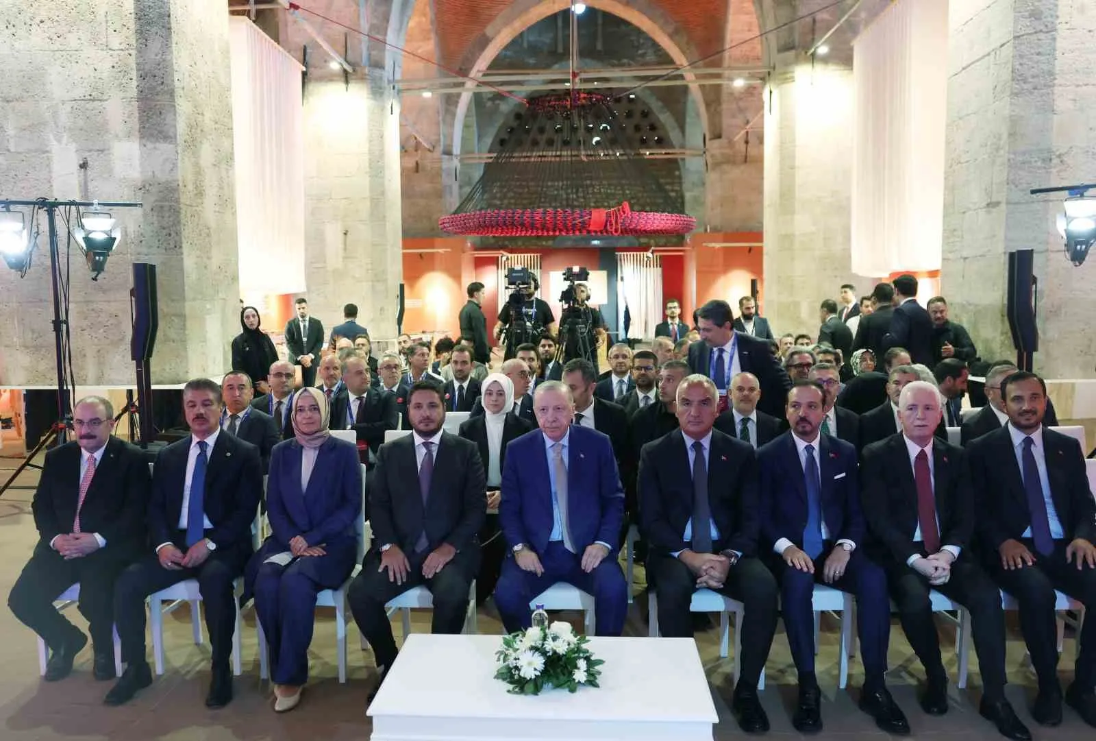 CUMHURBAŞKANI ERDOĞAN, BEYOĞLU'NDA TOPHANE-İ ÂMİRE KÜLTÜR VE SANAT MERKEZİNDEKİ KİTABA VEFA: CİLT SANATI VE RESTORASYON SERGİSİ'NİN AÇILIŞINA KATILDI.