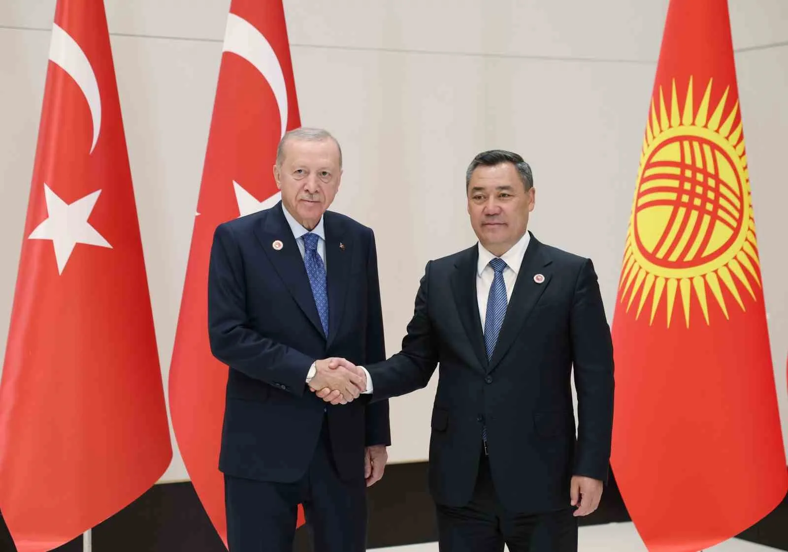 CUMHURBAŞKANI RECEP TAYYİP ERDOĞAN, BİŞKEK'TE KIRGIZİSTAN CUMHURBAŞKANI SADIR CAPAROV İLE BİR ARAYA GELDİ.
