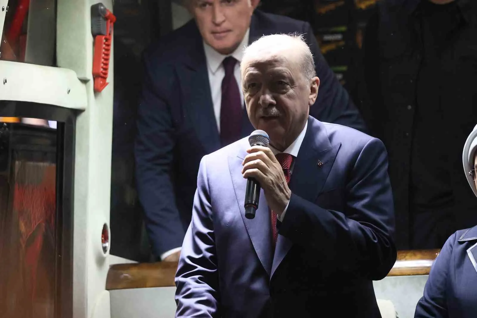 CUMHURBAŞKANI RECEP TAYYİP ERDOĞAN, MEMLEKETİ RİZE’NİN GÜNEYSU İLÇESİNDE KENDİSİNİ KARŞILAYAN VATANDAŞLARA HİTAP EDEREK BİRLİK VE BERABERLİK MESAJI VERDİ. ERDOĞAN, SEÇİMLERE İLİŞKİN "BAŞARIYLA ATLATACAĞIMIZA OLAN İNANCIMI YENİLİYORUM" DEDİ.