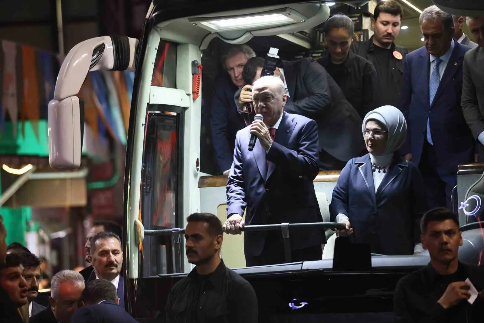 CUMHURBAŞKANI RECEP TAYYİP ERDOĞAN, MEMLEKETİ RİZE’NİN GÜNEYSU İLÇESİNDE KENDİSİNİ KARŞILAYAN VATANDAŞLARA HİTAP EDEREK BİRLİK VE BERABERLİK MESAJI VERDİ. ERDOĞAN, SEÇİMLERE İLİŞKİN "BAŞARIYLA ATLATACAĞIMIZA OLAN İNANCIMI YENİLİYORUM" DEDİ.