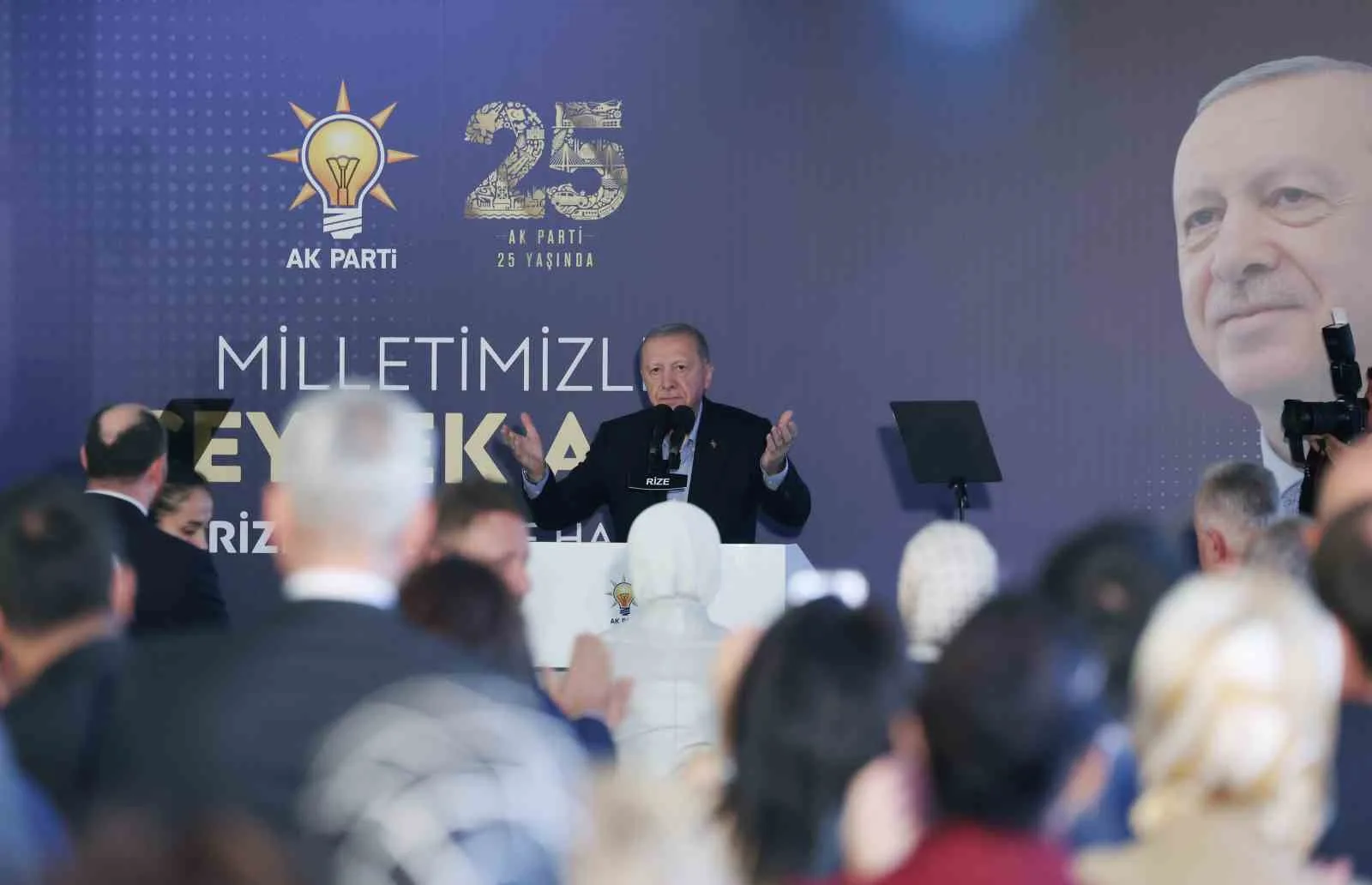 CUMHURBAŞKANI RECEP TAYYİP ERDOĞAN, RECEP TAYYİP ERDOĞAN ÜNİVERSİTESİ GELİŞTİRME VAKFI MÜTEVELLİ HEYETİ TOPLANTISI'NIN ARDINDAN AK PARTİ RİZE İL DANIŞMA TOPLANTISI'NA KATILDI.