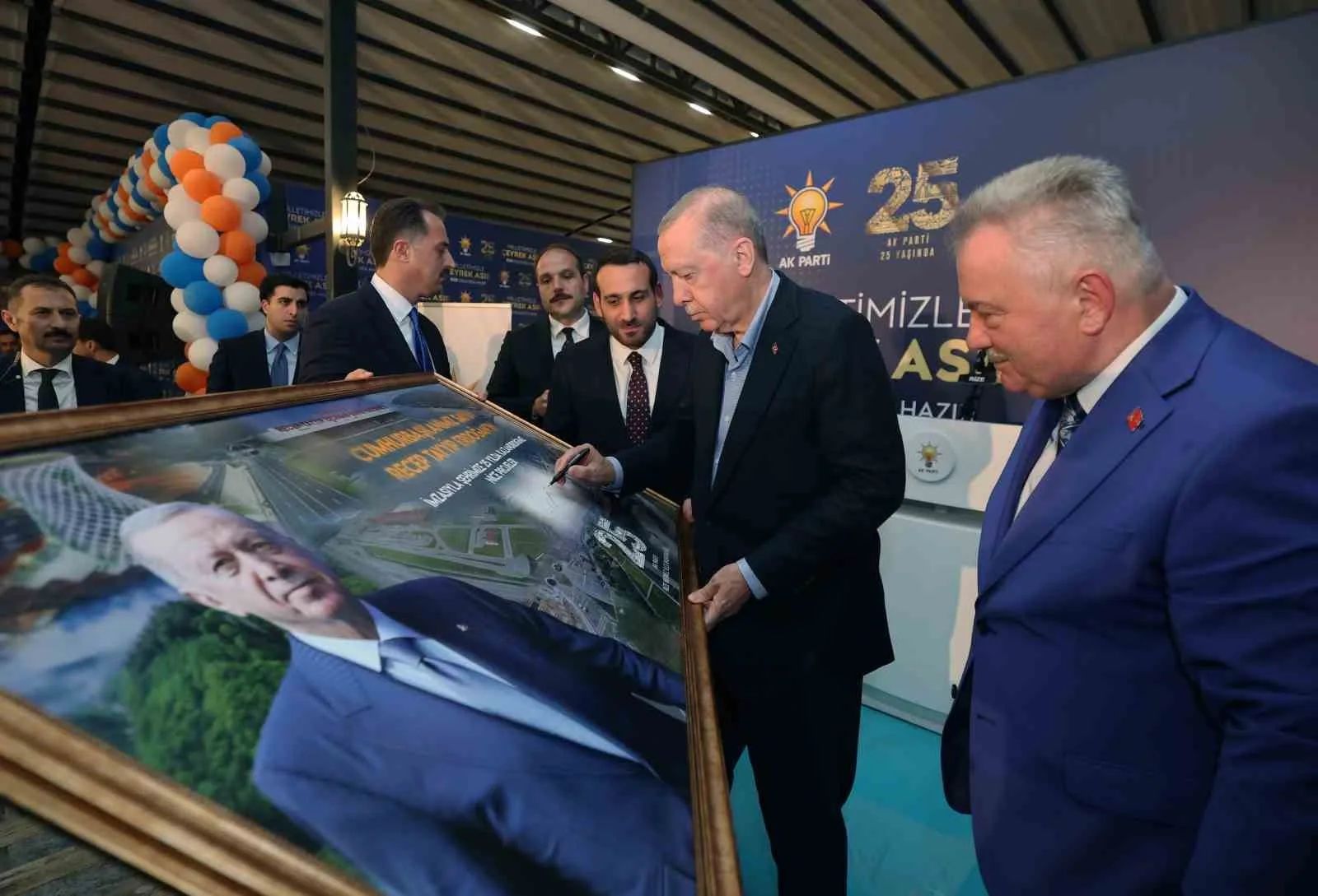 CUMHURBAŞKANI RECEP TAYYİP ERDOĞAN, RECEP TAYYİP ERDOĞAN ÜNİVERSİTESİ GELİŞTİRME VAKFI MÜTEVELLİ HEYETİ TOPLANTISI'NIN ARDINDAN AK PARTİ RİZE İL DANIŞMA TOPLANTISI'NA KATILDI.