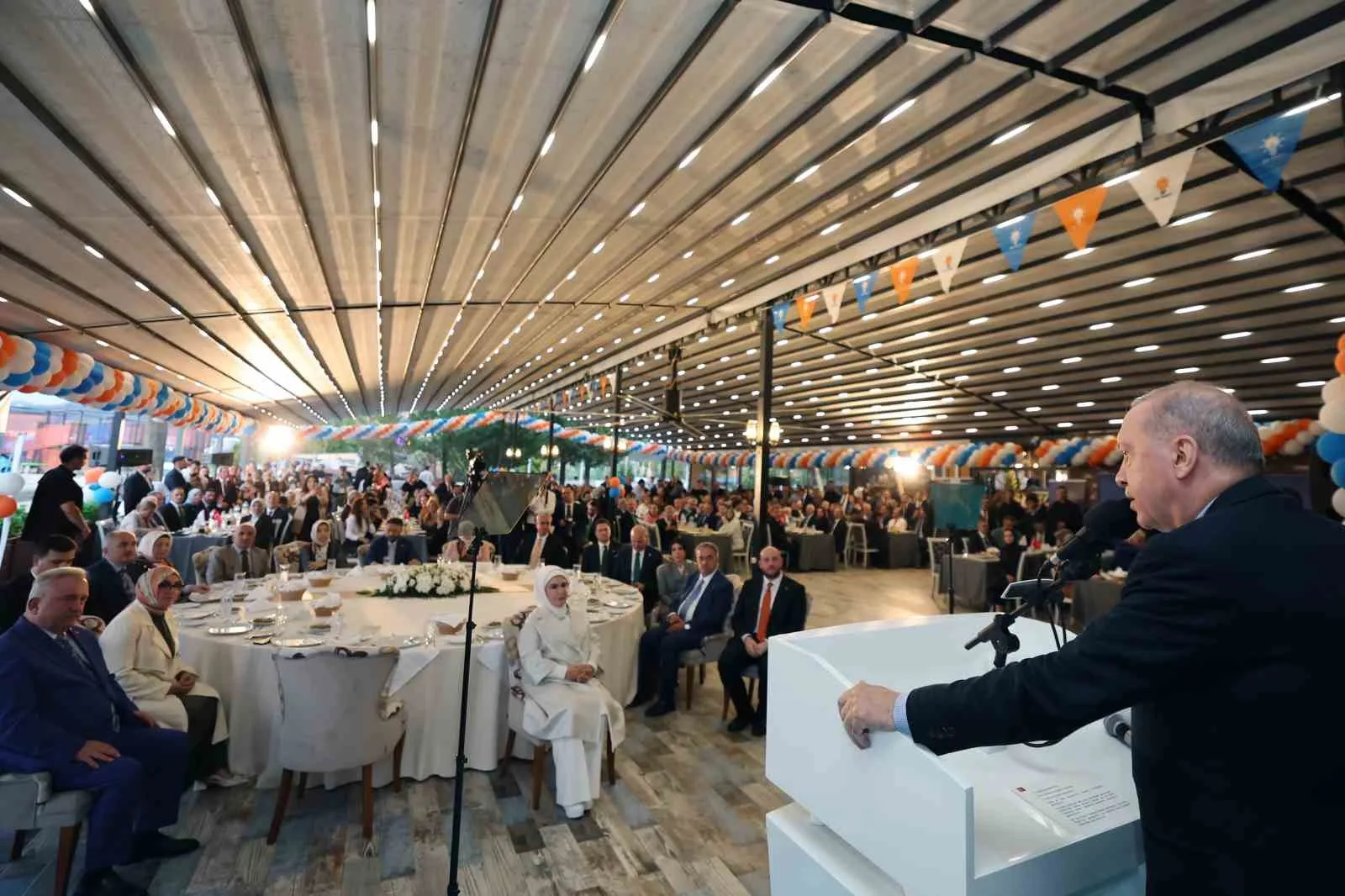 CUMHURBAŞKANI RECEP TAYYİP ERDOĞAN, RECEP TAYYİP ERDOĞAN ÜNİVERSİTESİ GELİŞTİRME VAKFI MÜTEVELLİ HEYETİ TOPLANTISI'NIN ARDINDAN AK PARTİ RİZE İL DANIŞMA TOPLANTISI'NA KATILDI.