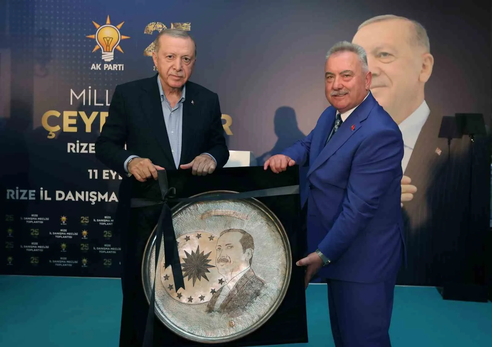 CUMHURBAŞKANI RECEP TAYYİP ERDOĞAN, RECEP TAYYİP ERDOĞAN ÜNİVERSİTESİ GELİŞTİRME VAKFI MÜTEVELLİ HEYETİ TOPLANTISI'NIN ARDINDAN AK PARTİ RİZE İL DANIŞMA TOPLANTISI'NA KATILDI.