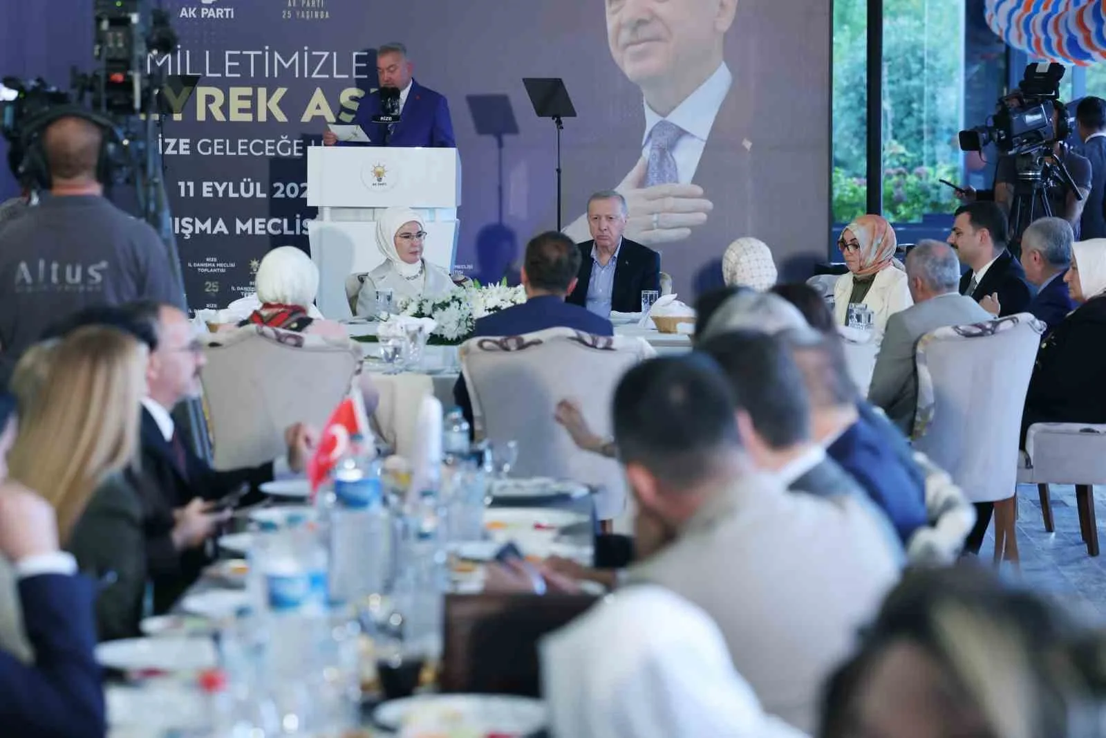 CUMHURBAŞKANI RECEP TAYYİP ERDOĞAN, RECEP TAYYİP ERDOĞAN ÜNİVERSİTESİ GELİŞTİRME VAKFI MÜTEVELLİ HEYETİ TOPLANTISI'NIN ARDINDAN AK PARTİ RİZE İL DANIŞMA TOPLANTISI'NA KATILDI.