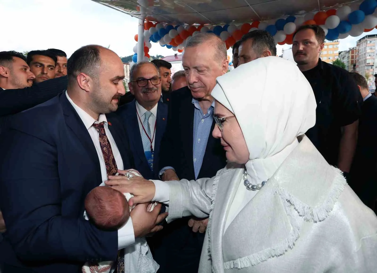 CUMHURBAŞKANI RECEP TAYYİP ERDOĞAN, RECEP TAYYİP ERDOĞAN ÜNİVERSİTESİ GELİŞTİRME VAKFI MÜTEVELLİ HEYETİ TOPLANTISI'NIN ARDINDAN AK PARTİ RİZE İL DANIŞMA TOPLANTISI'NA KATILDI.