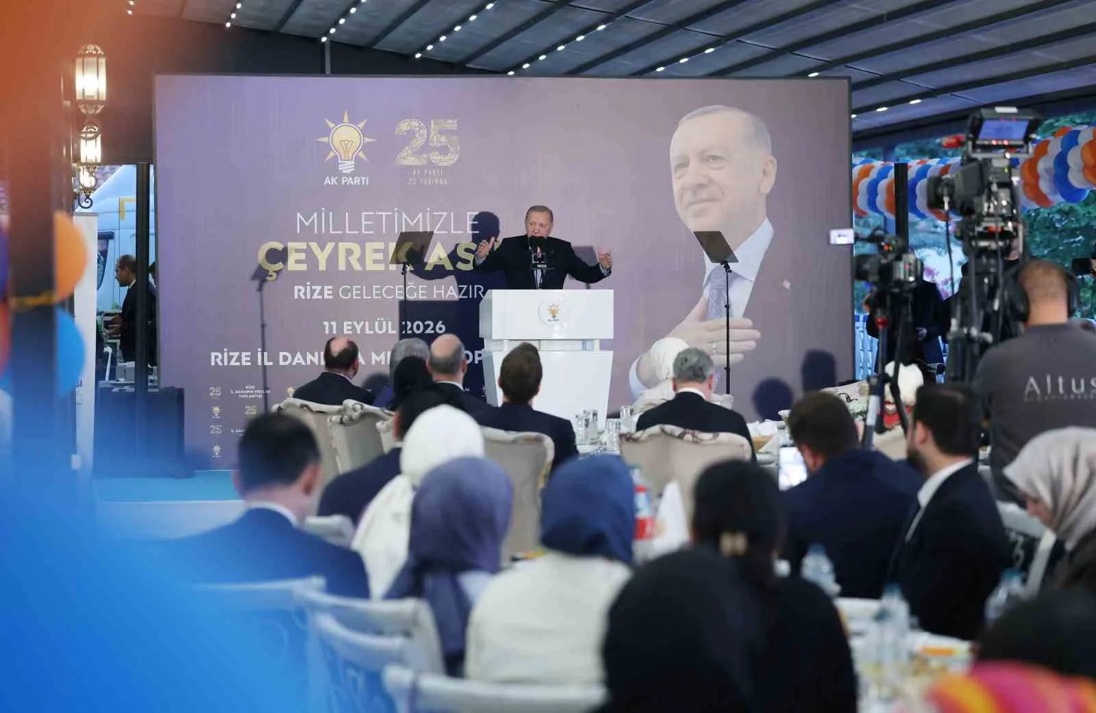 CUMHURBAŞKANI RECEP TAYYİP ERDOĞAN, RECEP TAYYİP ERDOĞAN ÜNİVERSİTESİ GELİŞTİRME VAKFI MÜTEVELLİ HEYETİ TOPLANTISI'NIN ARDINDAN AK PARTİ RİZE İL DANIŞMA TOPLANTISI'NA KATILDI.
