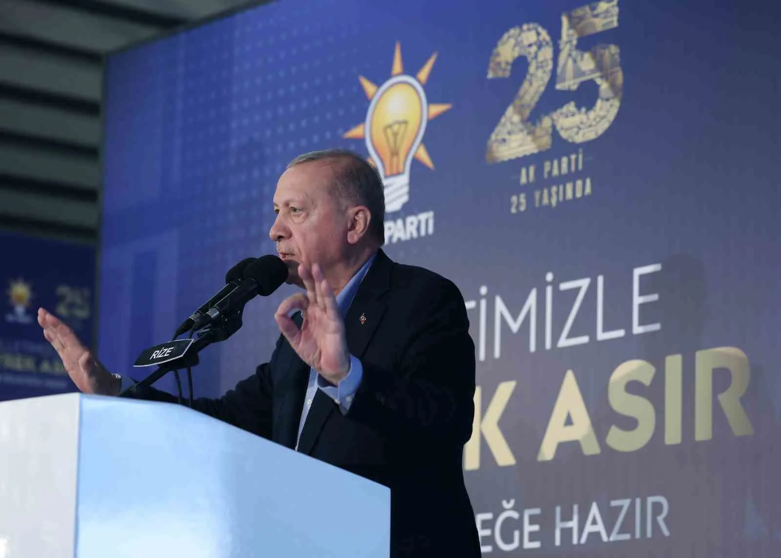 CUMHURBAŞKANI RECEP TAYYİP ERDOĞAN, RECEP TAYYİP ERDOĞAN ÜNİVERSİTESİ GELİŞTİRME VAKFI MÜTEVELLİ HEYETİ TOPLANTISI'NIN ARDINDAN AK PARTİ RİZE İL DANIŞMA TOPLANTISI'NA KATILDI.