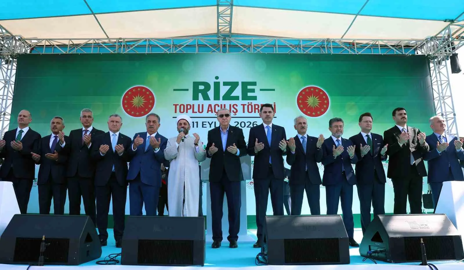 CUMHURBAŞKANI ERDOĞAN, MEMLEKETİ RİZE'DE SAHİL CAMİİ'NDE CUMA NAMAZINI KILDIKTAN SONRA RİZE VALİLİĞİ'NE GELDİ. BURADAKİ TOPLU AÇILIŞ TÖRENİNE KATILAN ERDOĞAN, TOPLAM YATIRIM BEDELİ 10 MİLYAR TL OLAN 29 PROJENİN RESMİ AÇILIŞINI GERÇEKLEŞTİRİRKEN, 3 YENİ YATIRIMIN DA TEMELİNİ ATTI.