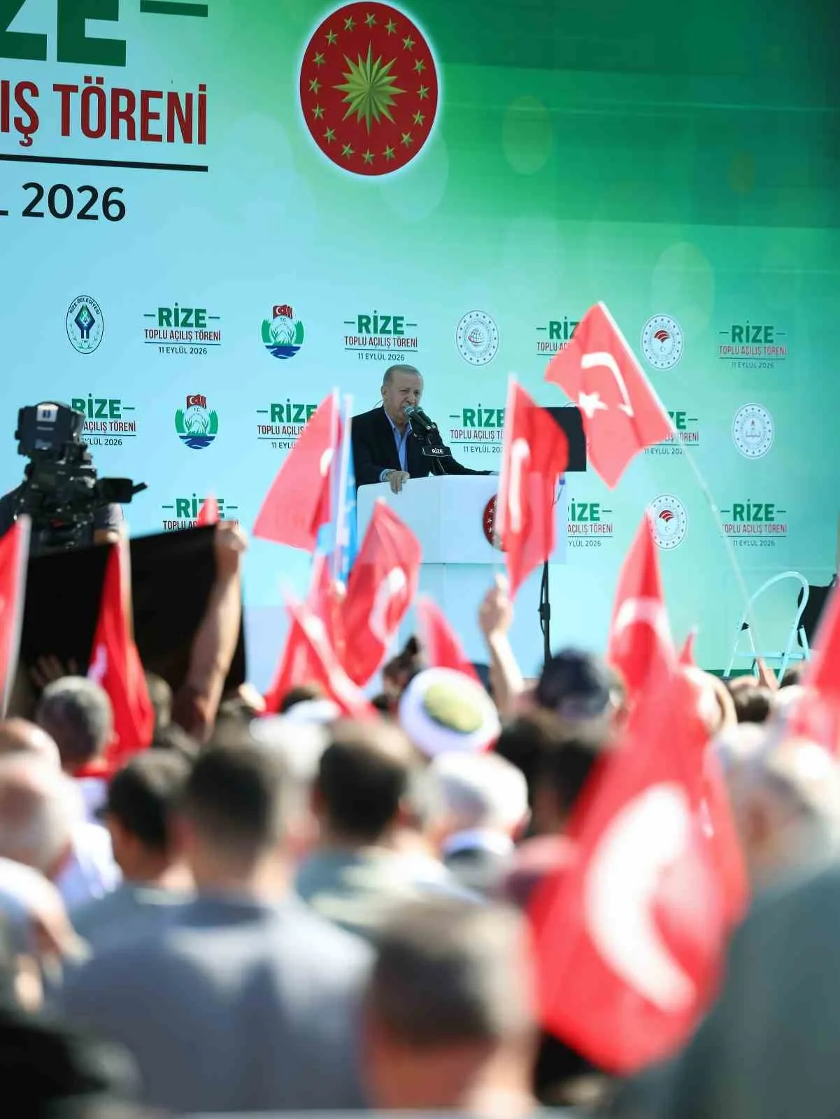 CUMHURBAŞKANI ERDOĞAN, MEMLEKETİ RİZE'DE SAHİL CAMİİ'NDE CUMA NAMAZINI KILDIKTAN SONRA RİZE VALİLİĞİ'NE GELDİ. BURADAKİ TOPLU AÇILIŞ TÖRENİNE KATILAN ERDOĞAN, TOPLAM YATIRIM BEDELİ 10 MİLYAR TL OLAN 29 PROJENİN RESMİ AÇILIŞINI GERÇEKLEŞTİRİRKEN, 3 YENİ YATIRIMIN DA TEMELİNİ ATTI.