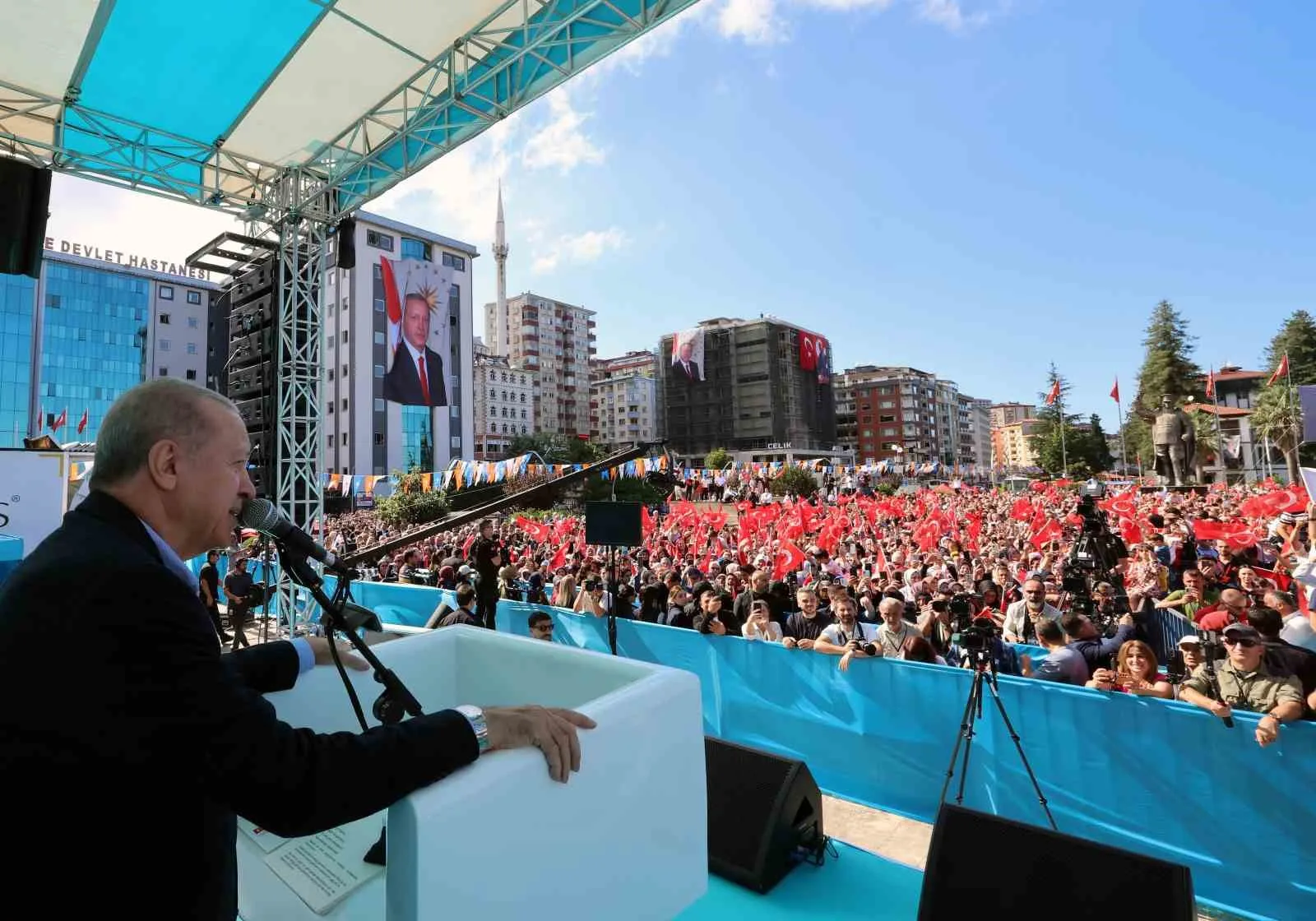 CUMHURBAŞKANI ERDOĞAN, MEMLEKETİ RİZE'DE SAHİL CAMİİ'NDE CUMA NAMAZINI KILDIKTAN SONRA RİZE VALİLİĞİ'NE GELDİ. BURADAKİ TOPLU AÇILIŞ TÖRENİNE KATILAN ERDOĞAN, TOPLAM YATIRIM BEDELİ 10 MİLYAR TL OLAN 29 PROJENİN RESMİ AÇILIŞINI GERÇEKLEŞTİRİRKEN, 3 YENİ YATIRIMIN DA TEMELİNİ ATTI.