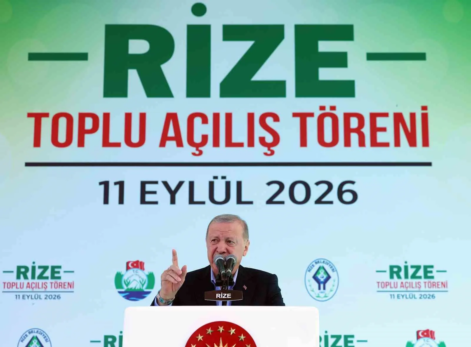 CUMHURBAŞKANI ERDOĞAN, MEMLEKETİ RİZE'DE SAHİL CAMİİ'NDE CUMA NAMAZINI KILDIKTAN SONRA RİZE VALİLİĞİ'NE GELDİ. BURADAKİ TOPLU AÇILIŞ TÖRENİNE KATILAN ERDOĞAN, TOPLAM YATIRIM BEDELİ 10 MİLYAR TL OLAN 29 PROJENİN RESMİ AÇILIŞINI GERÇEKLEŞTİRİRKEN, 3 YENİ YATIRIMIN DA TEMELİNİ ATTI.