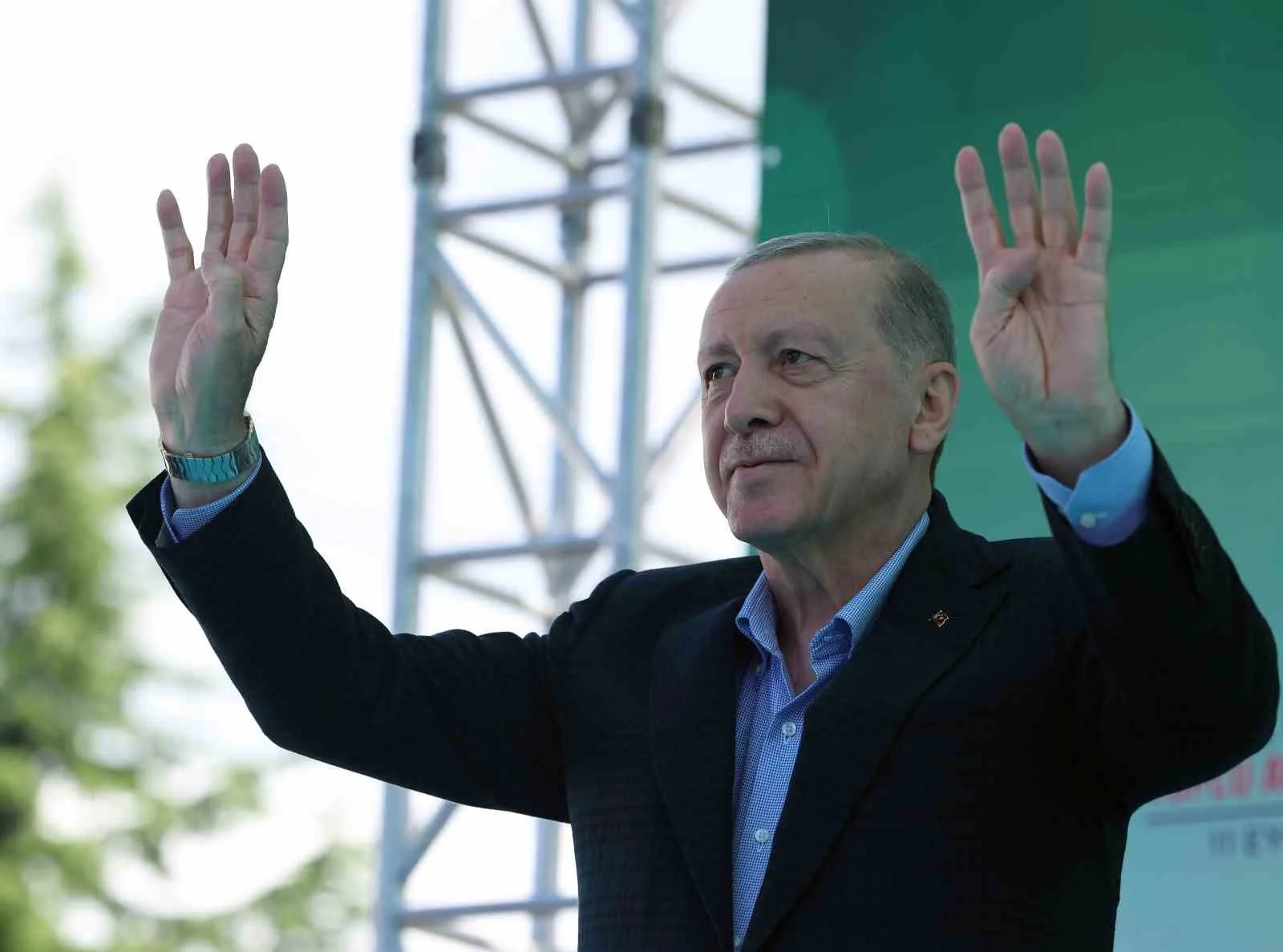 CUMHURBAŞKANI RECEP TAYYİP ERDOĞAN, "BAŞKALARI SABAH AKŞAM BİRBİRLERİ İLE KAVGA EDEBİLİR, TARTIŞABİLİR, DİDİŞEBİLİR AMA BİZİM BÖYLE BİR LÜKSÜMÜZ ASLA OLAMAZ. ÇÜNKÜ BİZ SİZLERİN EMANETİNİ, SİZLERİN MESULİYETİNİ TAŞIYORUZ. BİZ YÜZÜNÜ ÜLKEMİZE DÖNMÜŞ MİLYONLARIN UMUDUNU TAŞIYORUZ. BİZ SADECE 86 MİLYONA DEĞİL GELECEK NESİLLERE KARŞI DA SORUMLUYUZ" DEDİ.