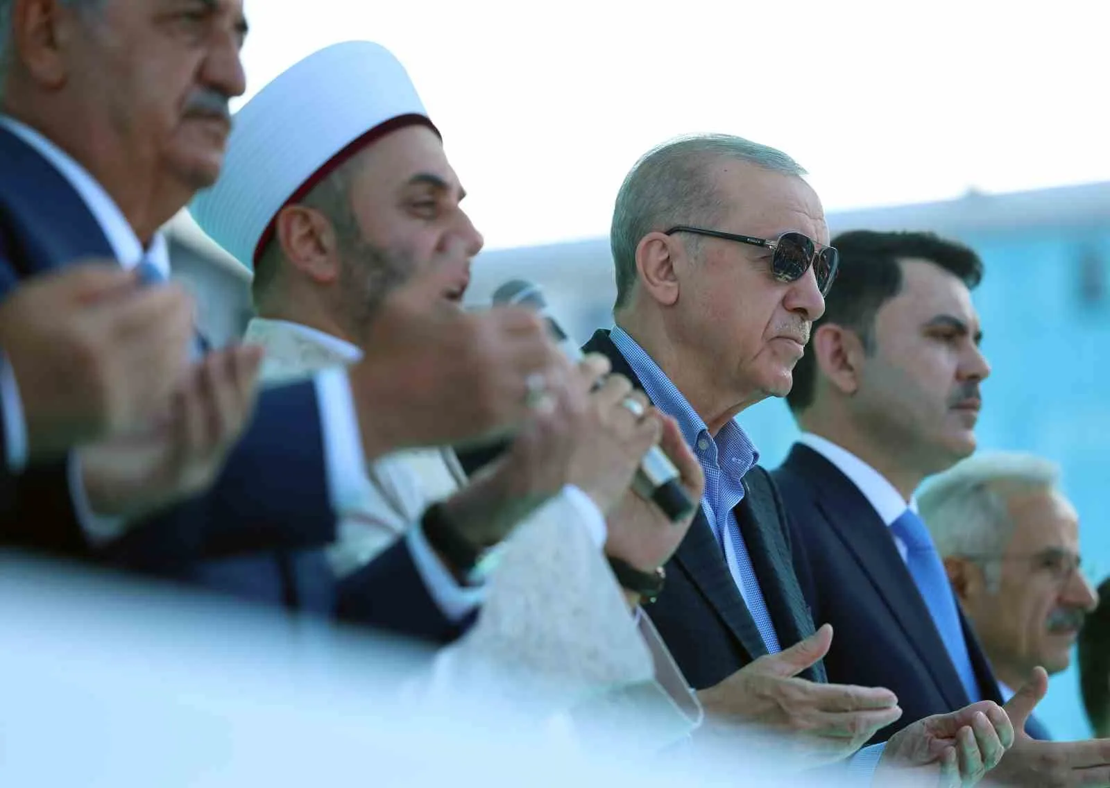 CUMHURBAŞKANI ERDOĞAN, MEMLEKETİ RİZE'DE SAHİL CAMİİ'NDE CUMA NAMAZINI KILDIKTAN SONRA RİZE VALİLİĞİ'NE GELDİ. BURADAKİ TOPLU AÇILIŞ TÖRENİNE KATILAN ERDOĞAN, TOPLAM YATIRIM BEDELİ 10 MİLYAR TL OLAN 29 PROJENİN RESMİ AÇILIŞINI GERÇEKLEŞTİRİRKEN, 3 YENİ YATIRIMIN DA TEMELİNİ ATTI.