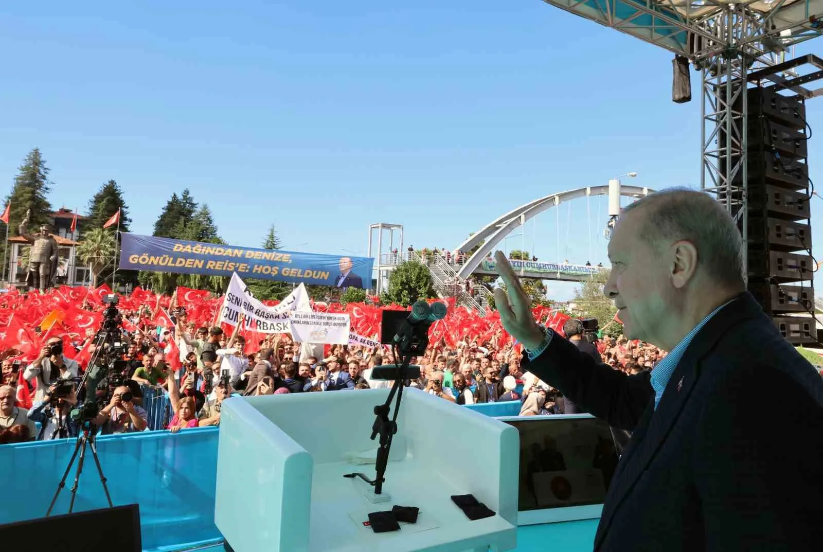 CUMHURBAŞKANI ERDOĞAN, MEMLEKETİ RİZE'DE SAHİL CAMİİ'NDE CUMA NAMAZINI KILDIKTAN SONRA RİZE VALİLİĞİ'NE GELDİ. BURADAKİ TOPLU AÇILIŞ TÖRENİNE KATILAN ERDOĞAN, TOPLAM YATIRIM BEDELİ 10 MİLYAR TL OLAN 29 PROJENİN RESMİ AÇILIŞINI GERÇEKLEŞTİRİRKEN, 3 YENİ YATIRIMIN DA TEMELİNİ ATTI.