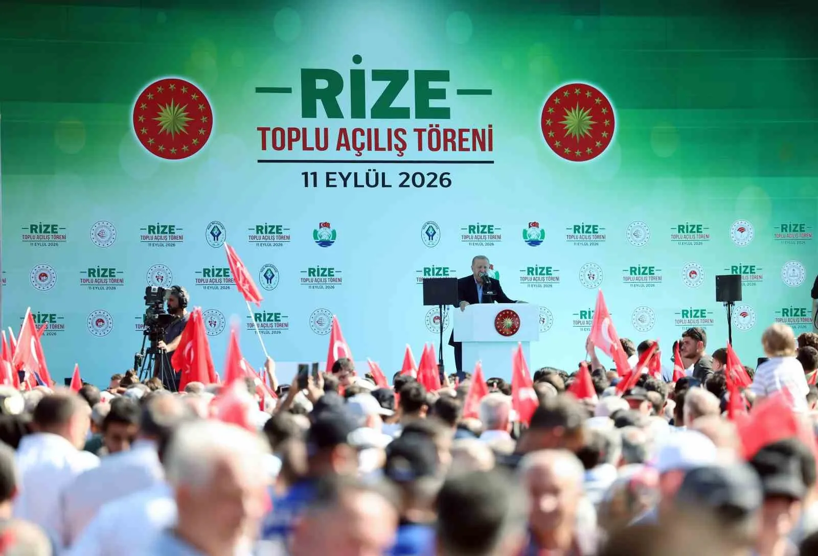 CUMHURBAŞKANI ERDOĞAN, MEMLEKETİ RİZE'DE SAHİL CAMİİ'NDE CUMA NAMAZINI KILDIKTAN SONRA RİZE VALİLİĞİ'NE GELDİ. BURADAKİ TOPLU AÇILIŞ TÖRENİNE KATILAN ERDOĞAN, TOPLAM YATIRIM BEDELİ 10 MİLYAR TL OLAN 29 PROJENİN RESMİ AÇILIŞINI GERÇEKLEŞTİRİRKEN, 3 YENİ YATIRIMIN DA TEMELİNİ ATTI.