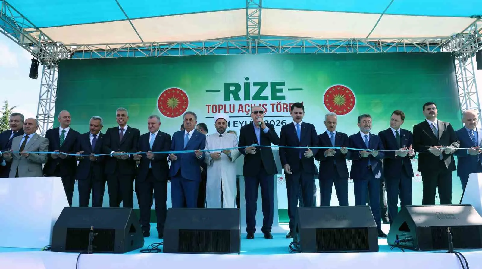 CUMHURBAŞKANI ERDOĞAN, MEMLEKETİ RİZE'DE SAHİL CAMİİ'NDE CUMA NAMAZINI KILDIKTAN SONRA RİZE VALİLİĞİ'NE GELDİ. BURADAKİ TOPLU AÇILIŞ TÖRENİNE KATILAN ERDOĞAN, TOPLAM YATIRIM BEDELİ 10 MİLYAR TL OLAN 29 PROJENİN RESMİ AÇILIŞINI GERÇEKLEŞTİRİRKEN, 3 YENİ YATIRIMIN DA TEMELİNİ ATTI.