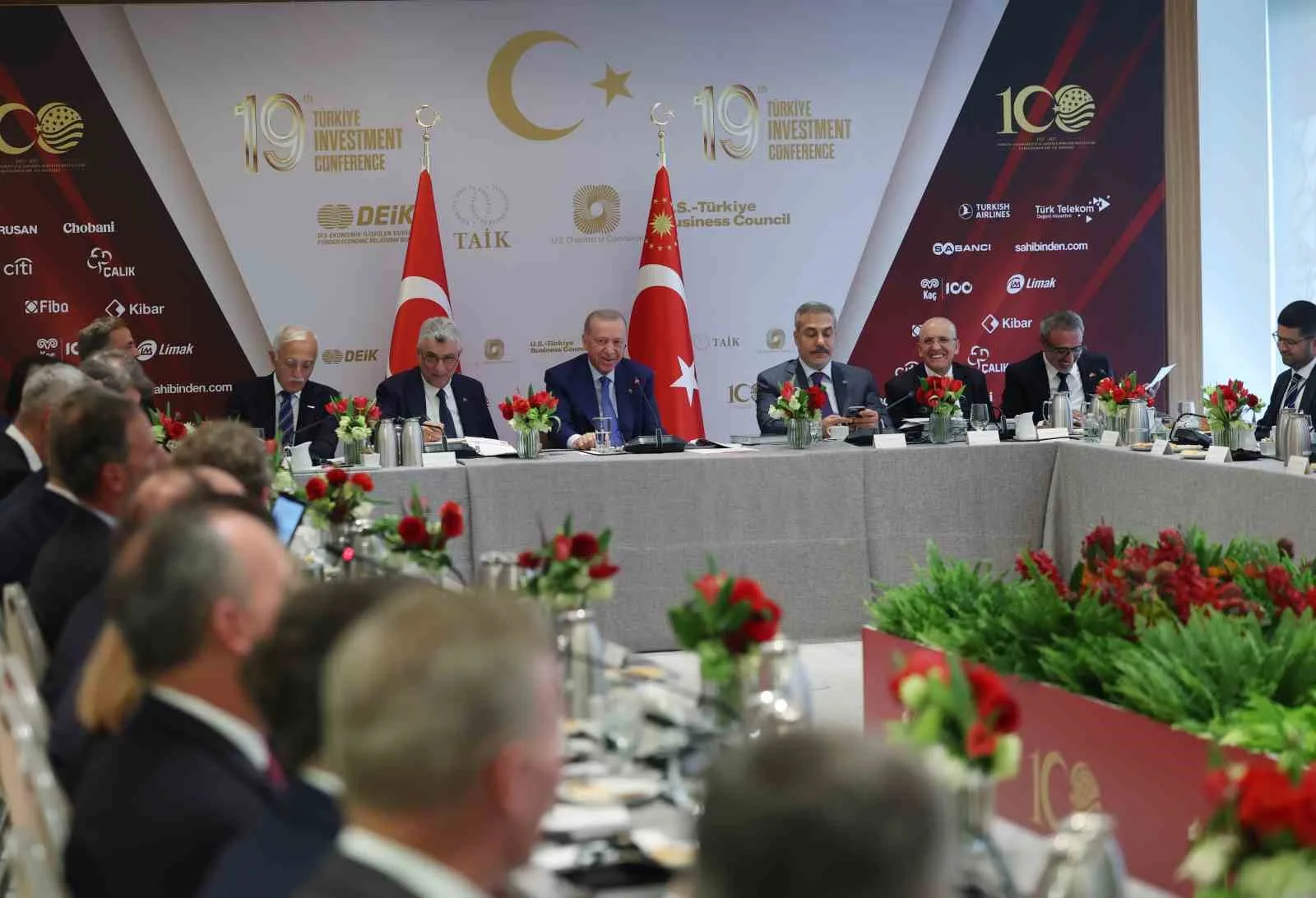 NEW YORK (İHA) - CUMHURBAŞKANI RECEP TAYYİP ERDOĞAN, ABD’NİN NEW YORK KENTİNDEKİ TEMASLARI KAPSAMINDA İŞ ADAMLARIYLA BİR ARAYA GELDİ.