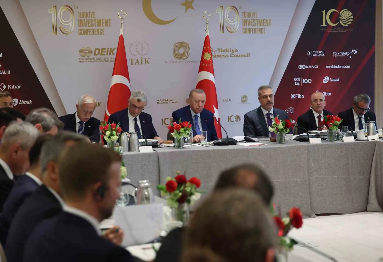 NEW YORK (İHA) - CUMHURBAŞKANI RECEP TAYYİP ERDOĞAN, ABD’NİN NEW YORK KENTİNDEKİ TEMASLARI KAPSAMINDA İŞ ADAMLARIYLA BİR ARAYA GELDİ.