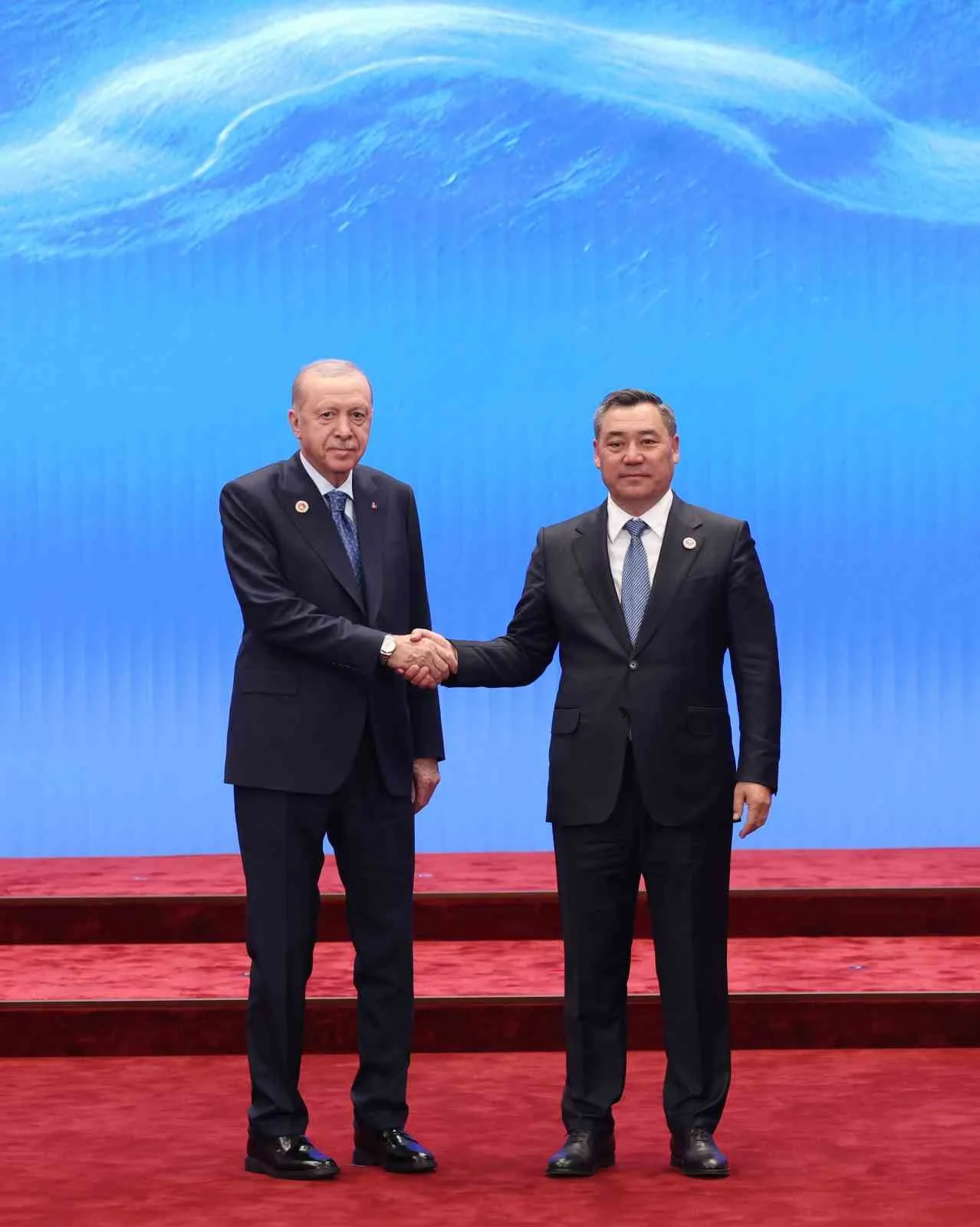 CUMHURBAŞKANI ERDOĞAN'I KONGRE MERKEZİNDE KIRGIZİSTAN CUMHURBAŞKANI SADR CAPAROV KARŞILADI