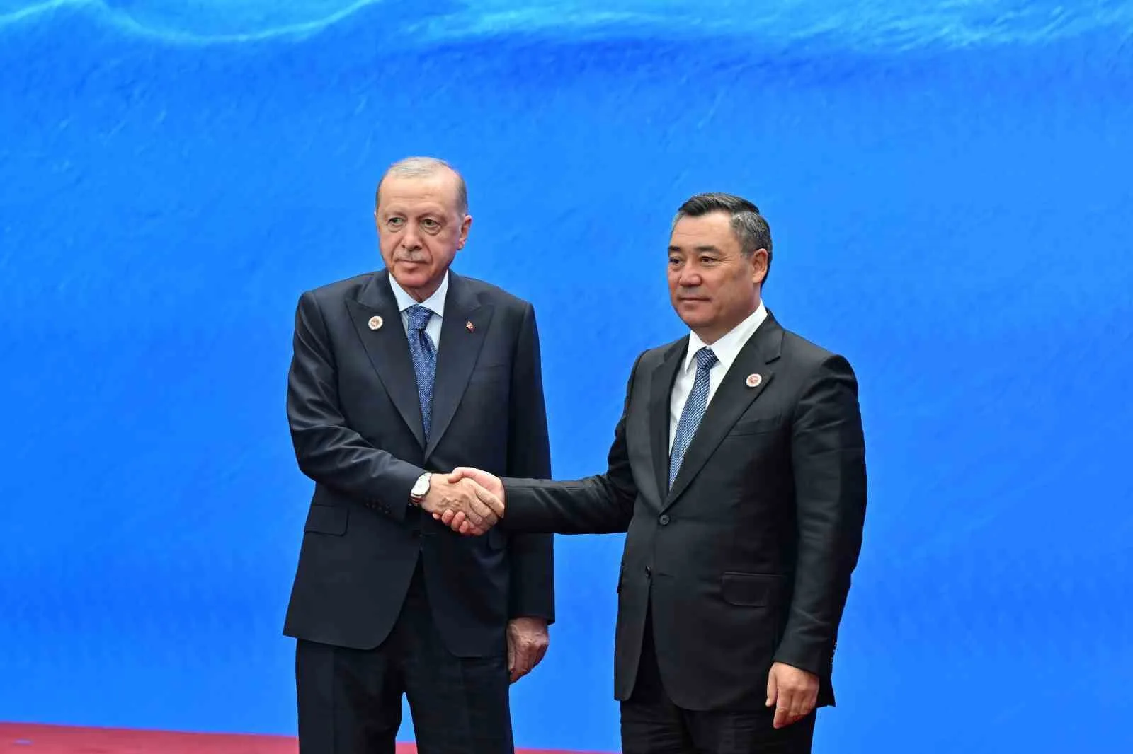 CUMHURBAŞKANI ERDOĞAN'I KONGRE MERKEZİNDE KIRGIZİSTAN CUMHURBAŞKANI SADR CAPAROV KARŞILADI