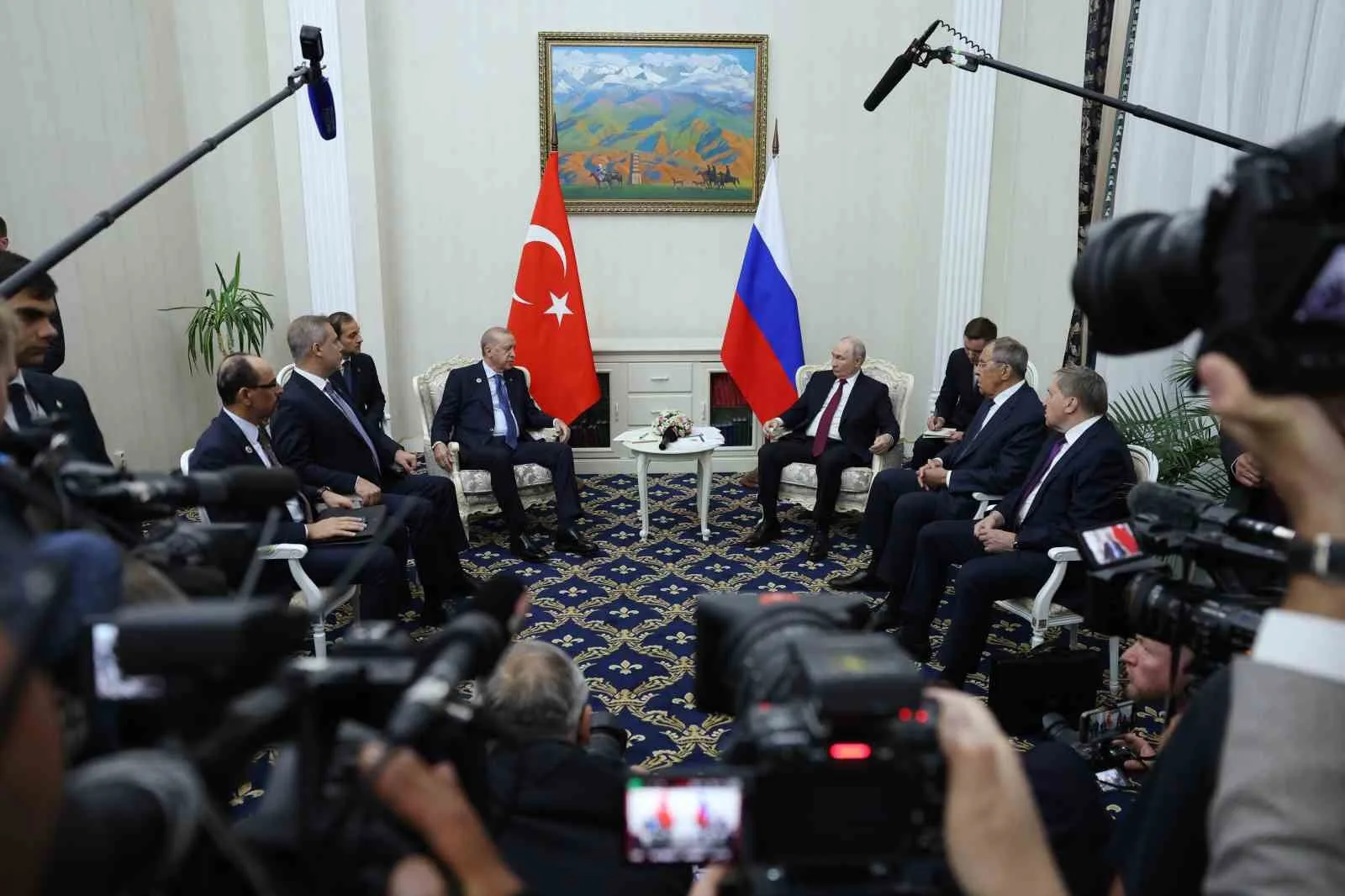 CUMHURBAŞKANI RECEP TAYYİP ERDOĞAN, BİŞKEK'TE RUSYA DEVLET BAŞKANI VLADİMİR PUTİN İLE YAPTIĞI GÖRÜŞMEDE "TÜRKİYE-RUSYA İLİŞKİLERİ GERÇEKTEN HER DÖNEME GÖRE BUGÜN ÇOK DAHA İLERİ BİR DÜZEYDE" DEDİ.