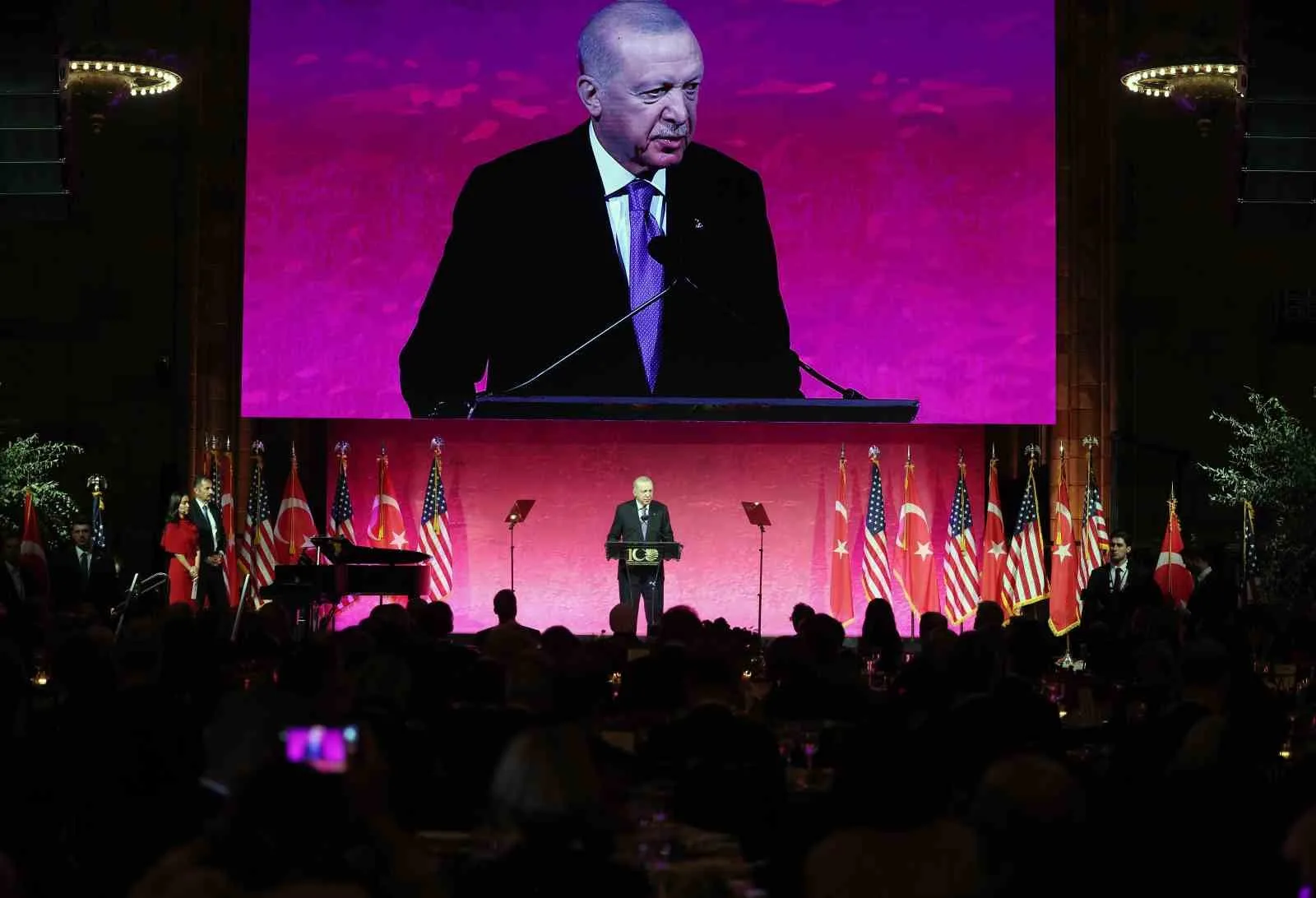 CUMHURBAŞKANI RECEP TAYYİP ERDOĞAN, "100 YILLIK DOSTLUK: TÜRKİYE-AMERİKA BİRLEŞİK DEVLETLERİ" ETKİNLİĞİ'NDE YAPTIĞI KONUŞMADA, "TÜRKİYE YAPTIĞI ATILIM VE HAMLELERLE SAVUNMA SANAYİNDE ARTIK YALNIZCA BÖLGESİNDE DEĞİL, DÜNYA ÖLÇEĞİNDE RAĞBET GÖREN BİR AKTÖR HALİNE GELMİŞTİR. BUNDAN 20 YIL ÖNCE SENEDE SADECE 248 MİLYON DOLAR SAVUNMA İHRACATI YAPIYORKEN, BUGÜN 10 MİLYAR DOLARDAN FAZLA İHRACAT YAPAR SEVİYEYE GELDİK" DEDİ.